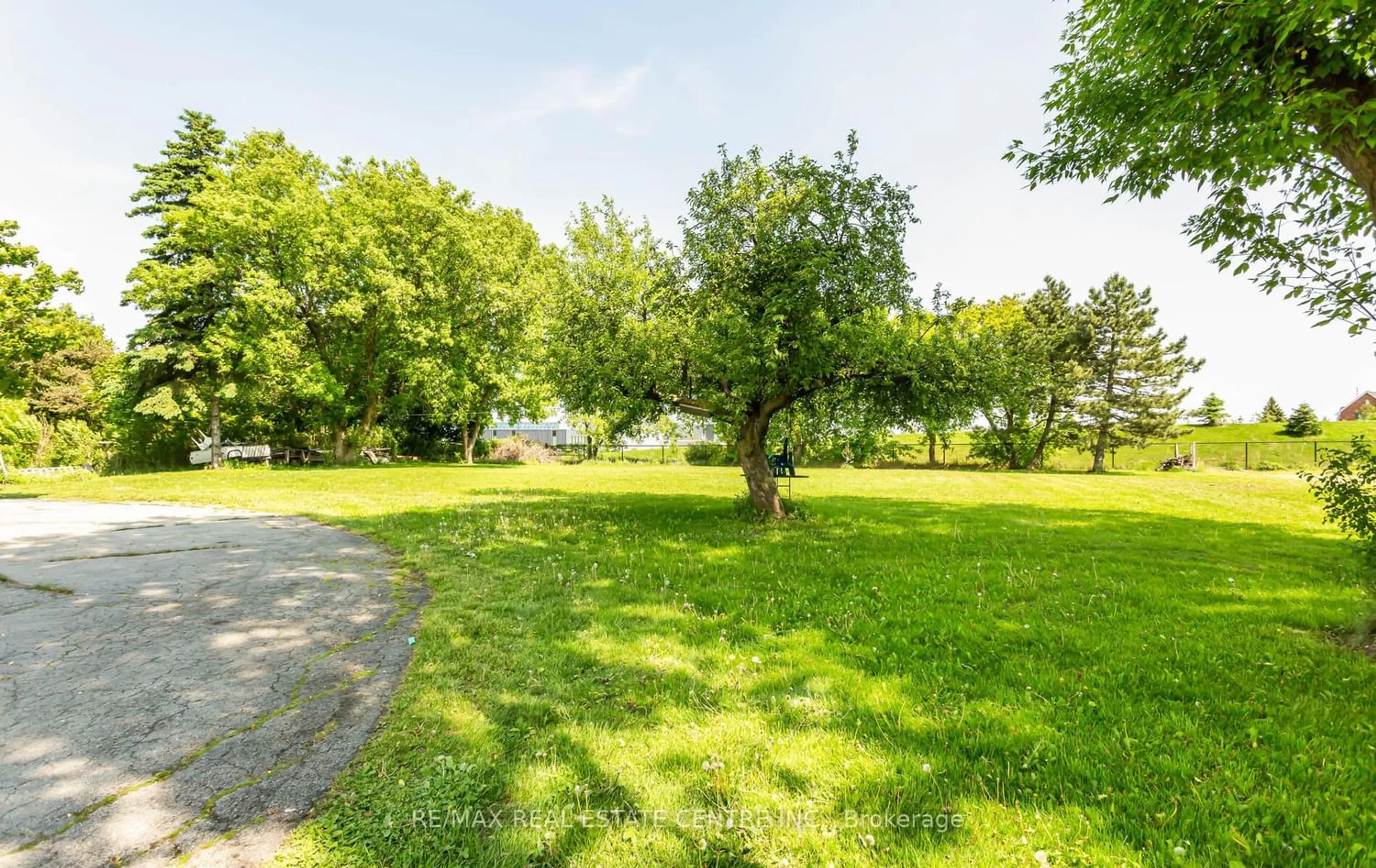 Fenced yard for 3318 Given Lane, Milton Ontario L9T 7Z6