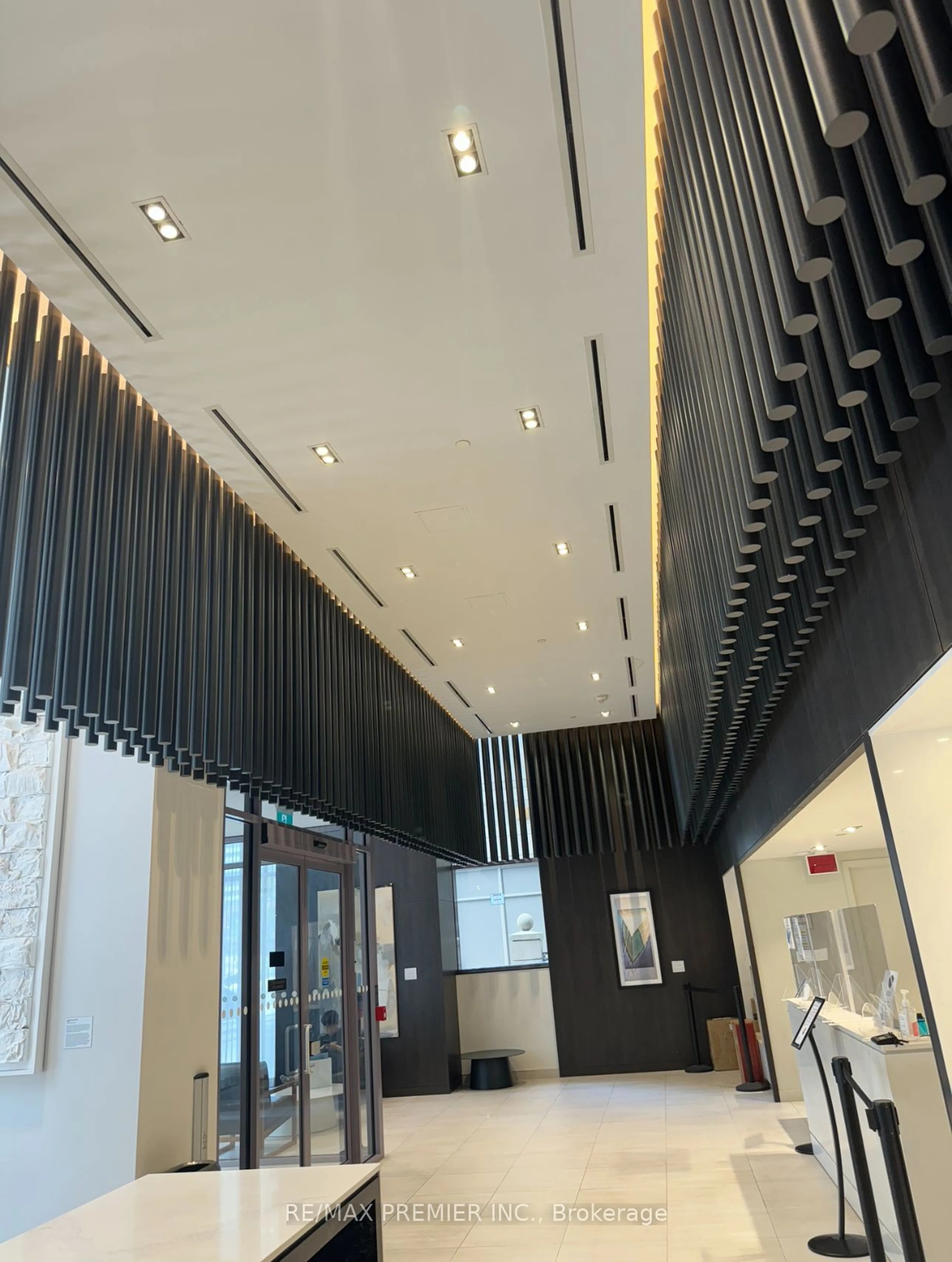 Indoor lobby for 4065 Confederation Pkwy #2303, Mississauga Ontario L5B 0L4