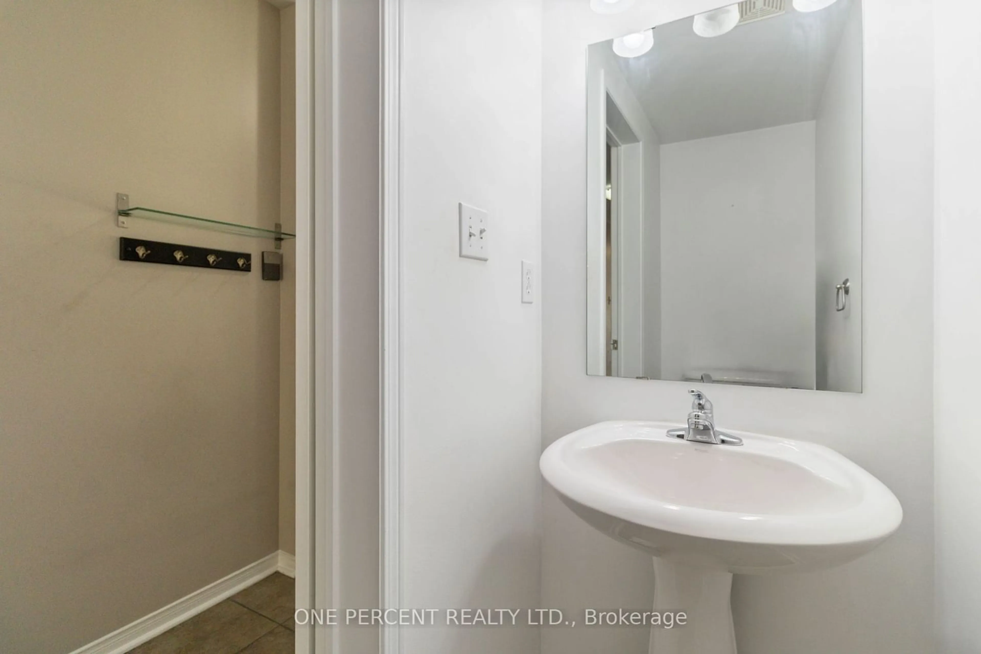 Standard bathroom for 3150 Erin Centre Blvd #104, Mississauga Ontario L5M 7Z3