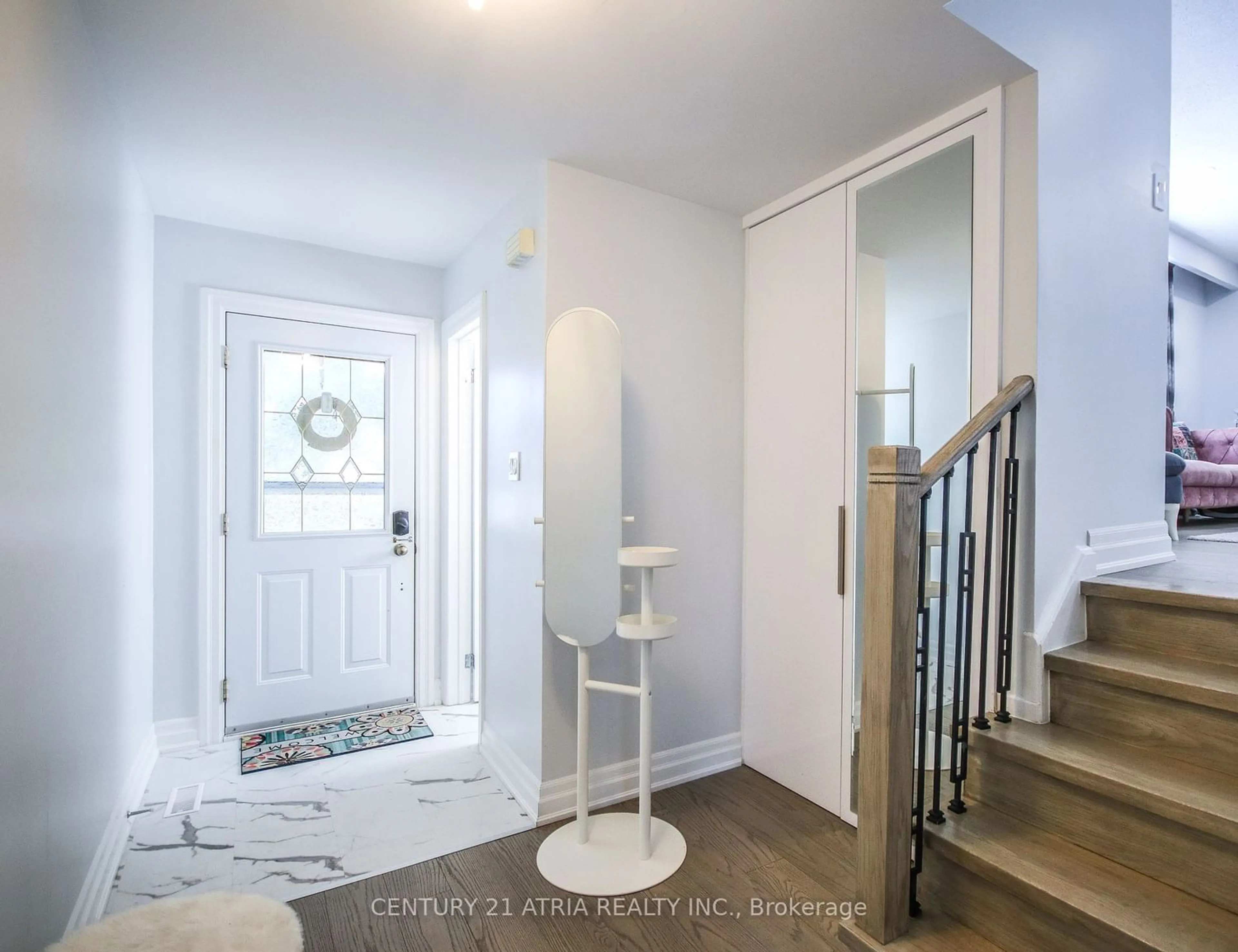 Indoor entryway for 2545 Windjammer Rd, Mississauga Ontario L5L 1H7