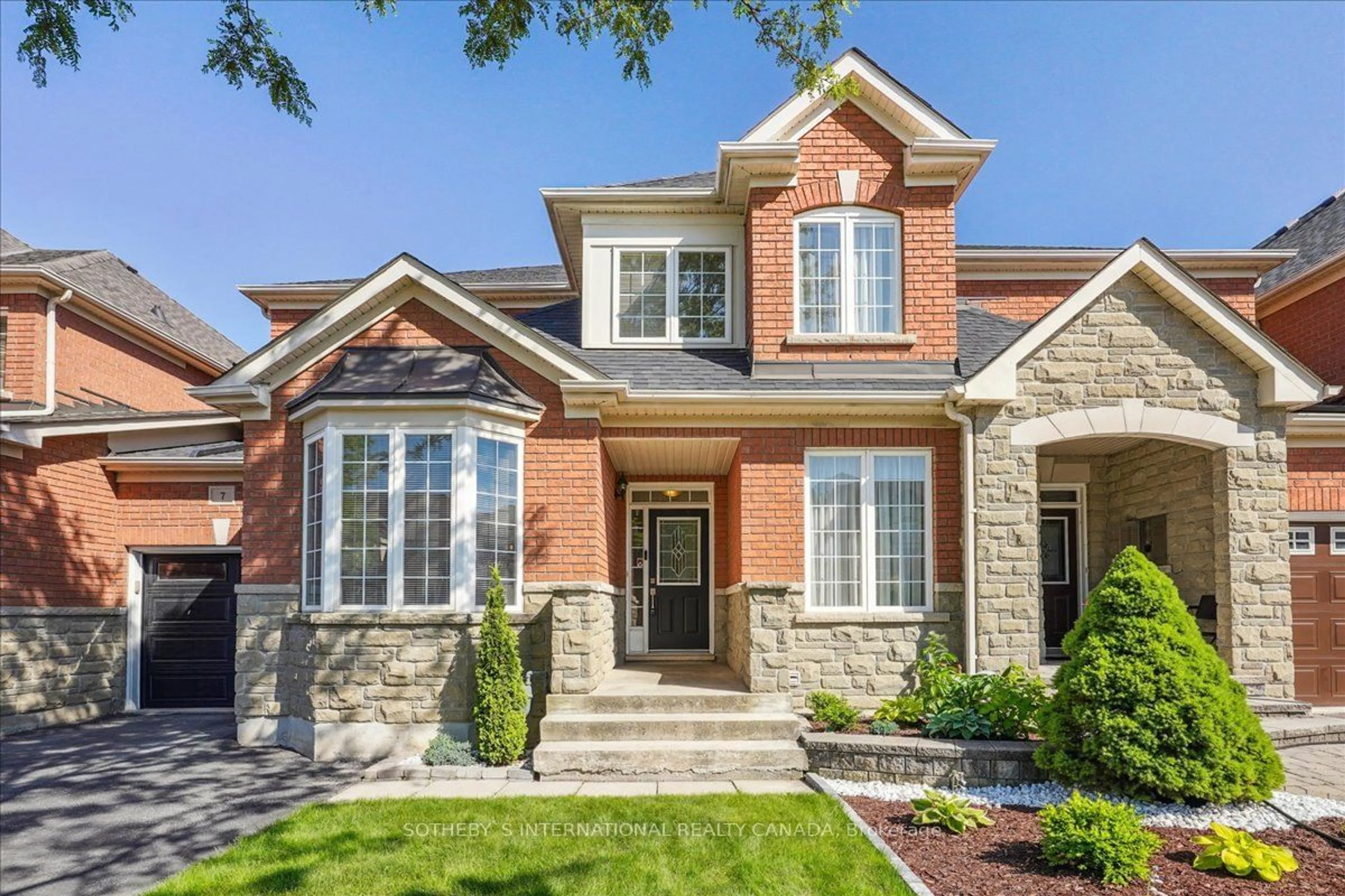 Home with brick exterior material for 7 Millhouse Mews, Brampton Ontario L6Y 5J2