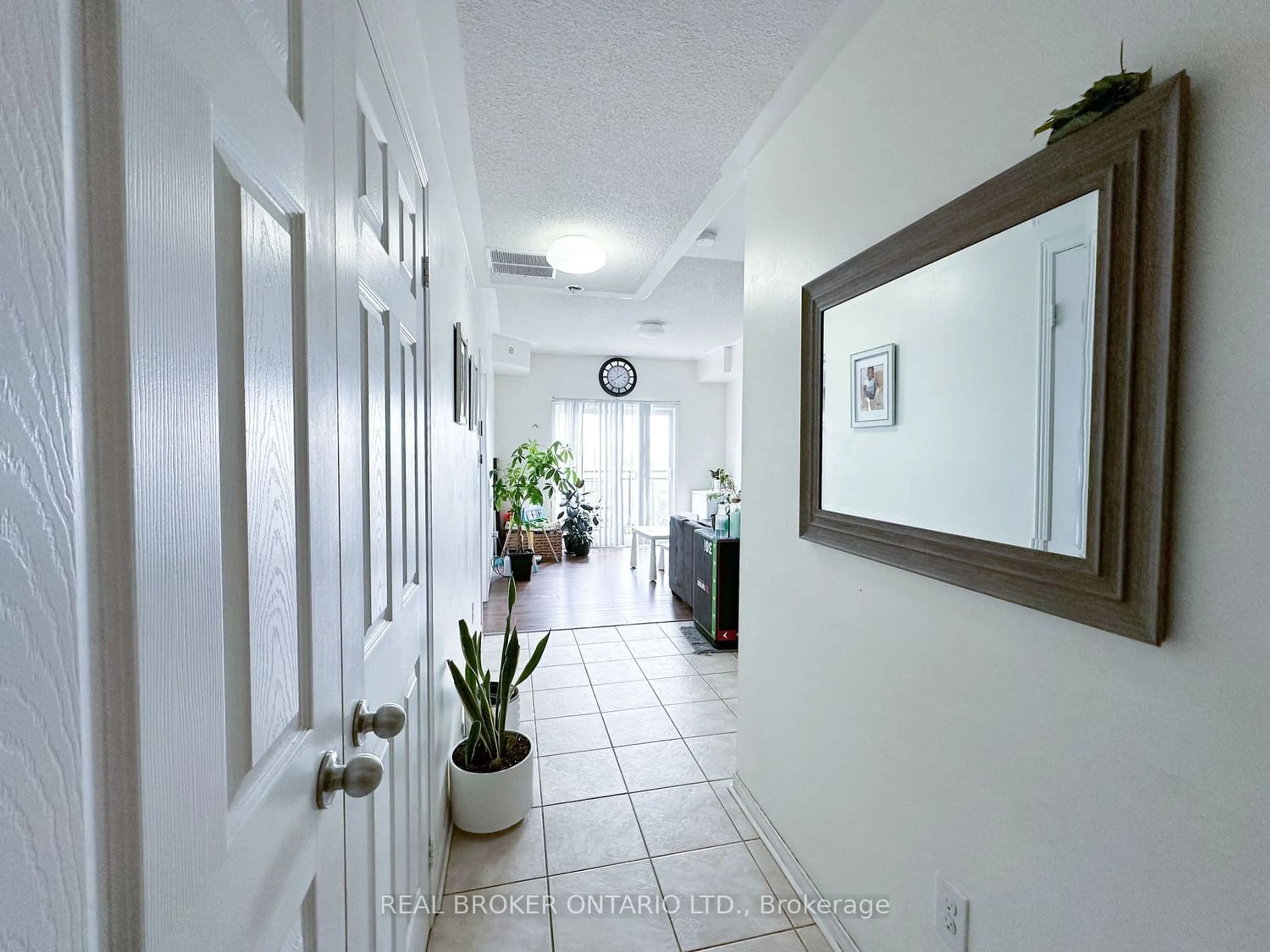 Indoor foyer for 5170 Winston Churchill Blvd #405, Mississauga Ontario L5M 0P2