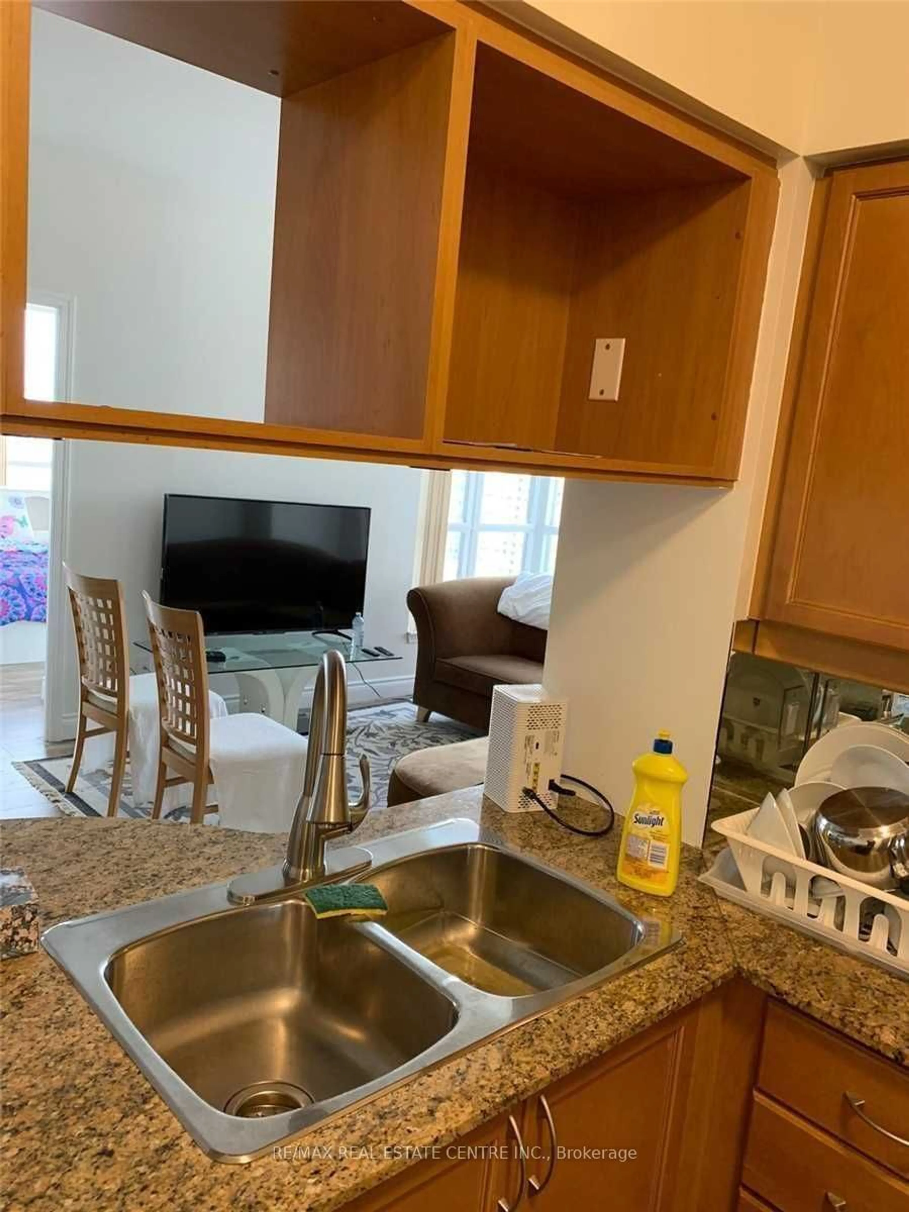 Standard kitchen for 4080 Living Arts Dr #2610, Mississauga Ontario L5B 4N3