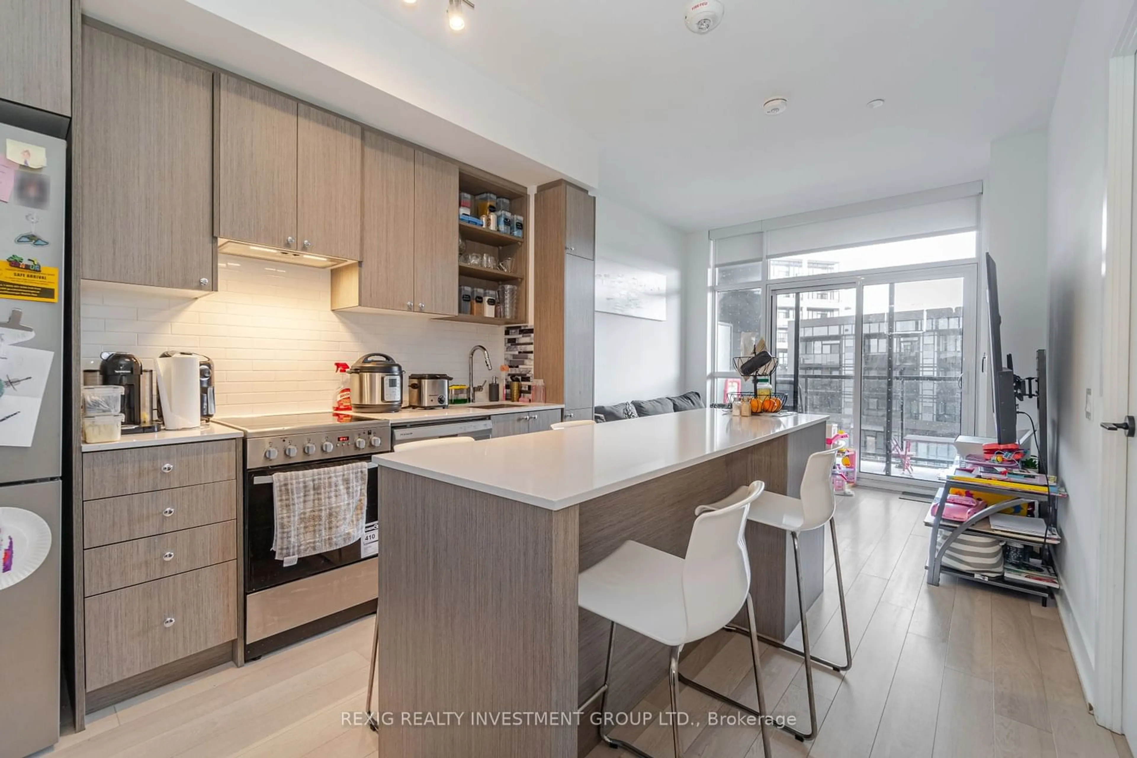 Contemporary kitchen for 50 George Butchart Dr #301, Toronto Ontario M2K 0C9