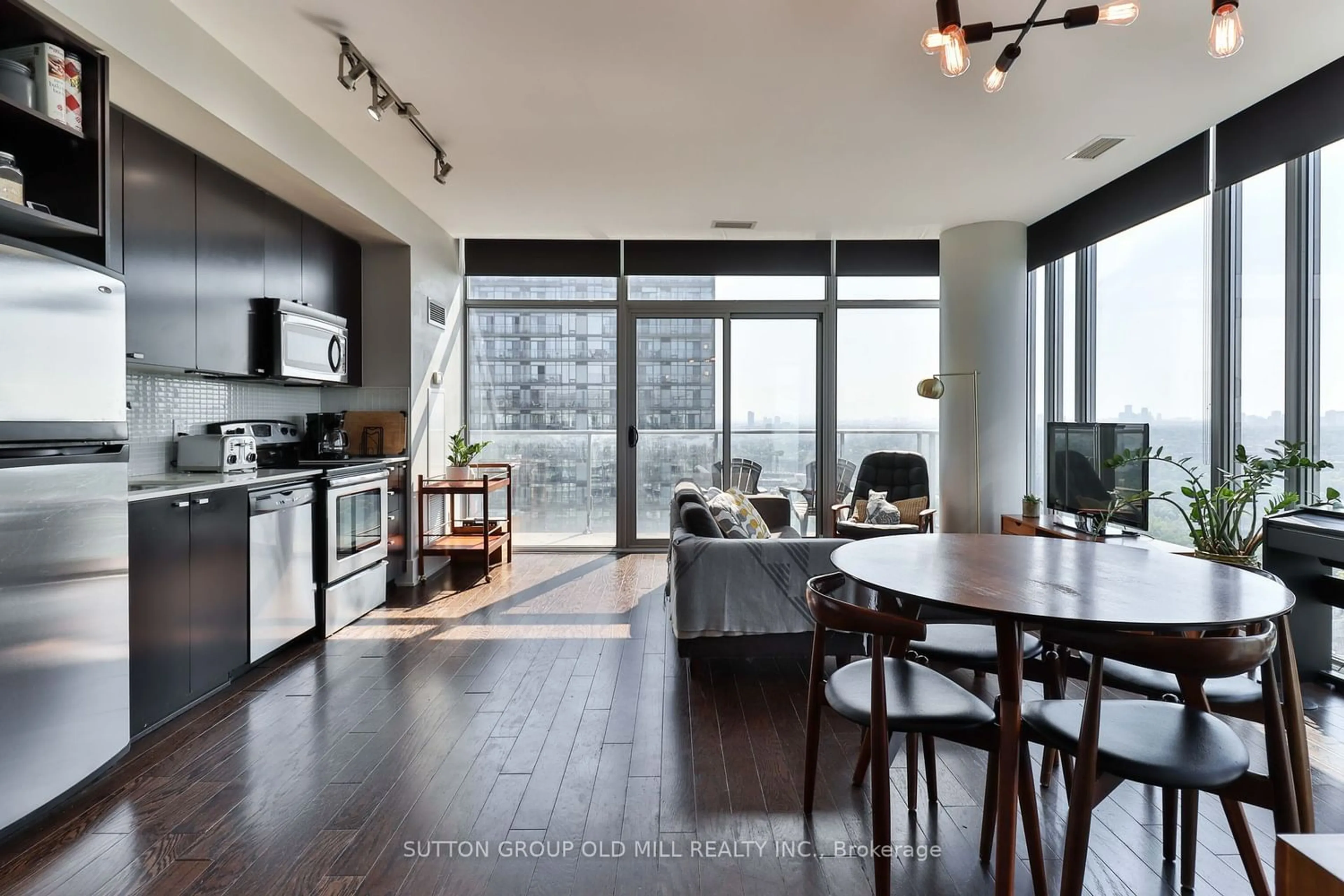 Contemporary kitchen for 103 The Queensway Ave #Ph2911, Toronto Ontario M6S 5B3