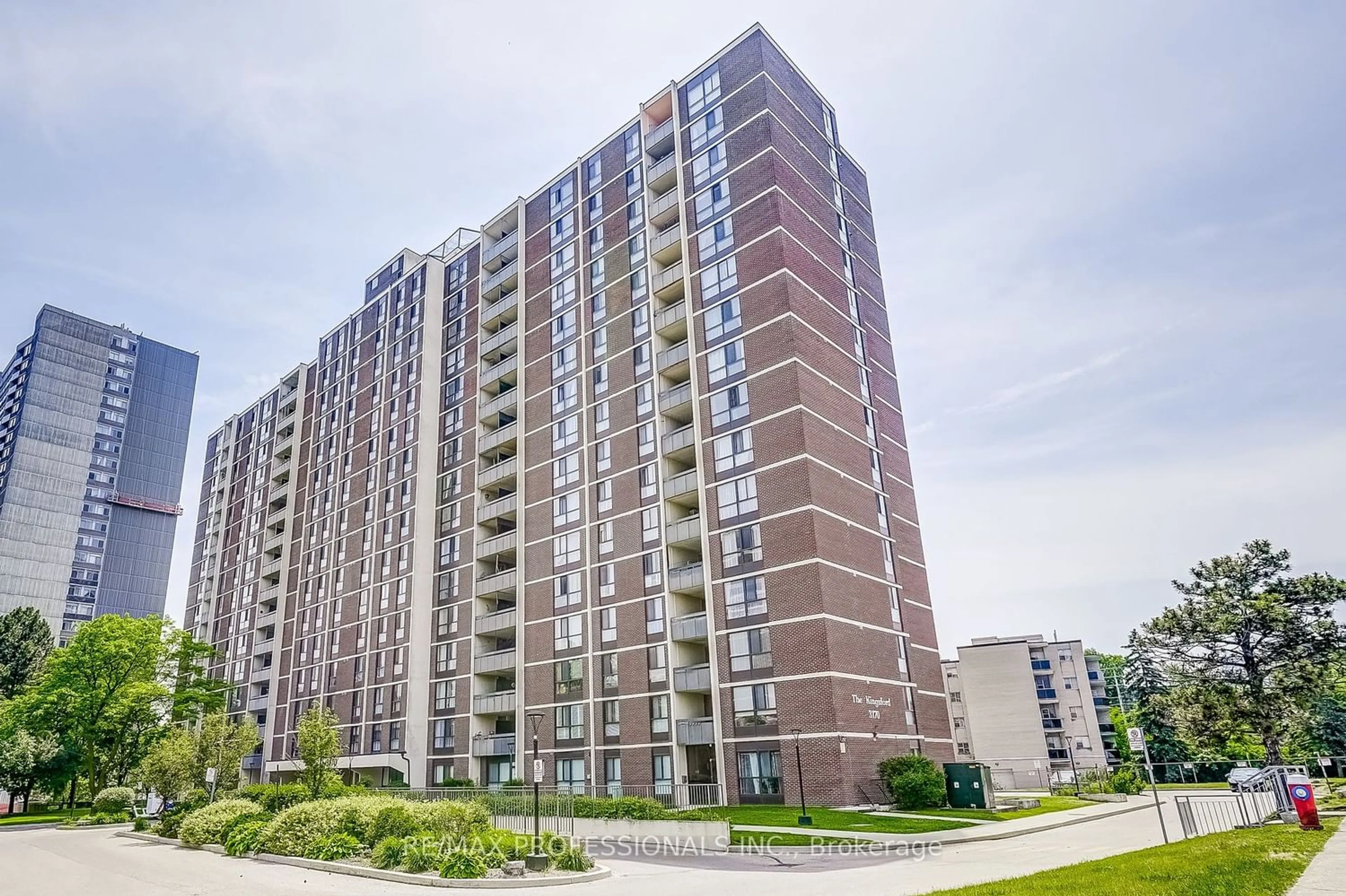 A pic from exterior of the house or condo for 3170 Kirwin Ave #810, Mississauga Ontario L5A 3R1