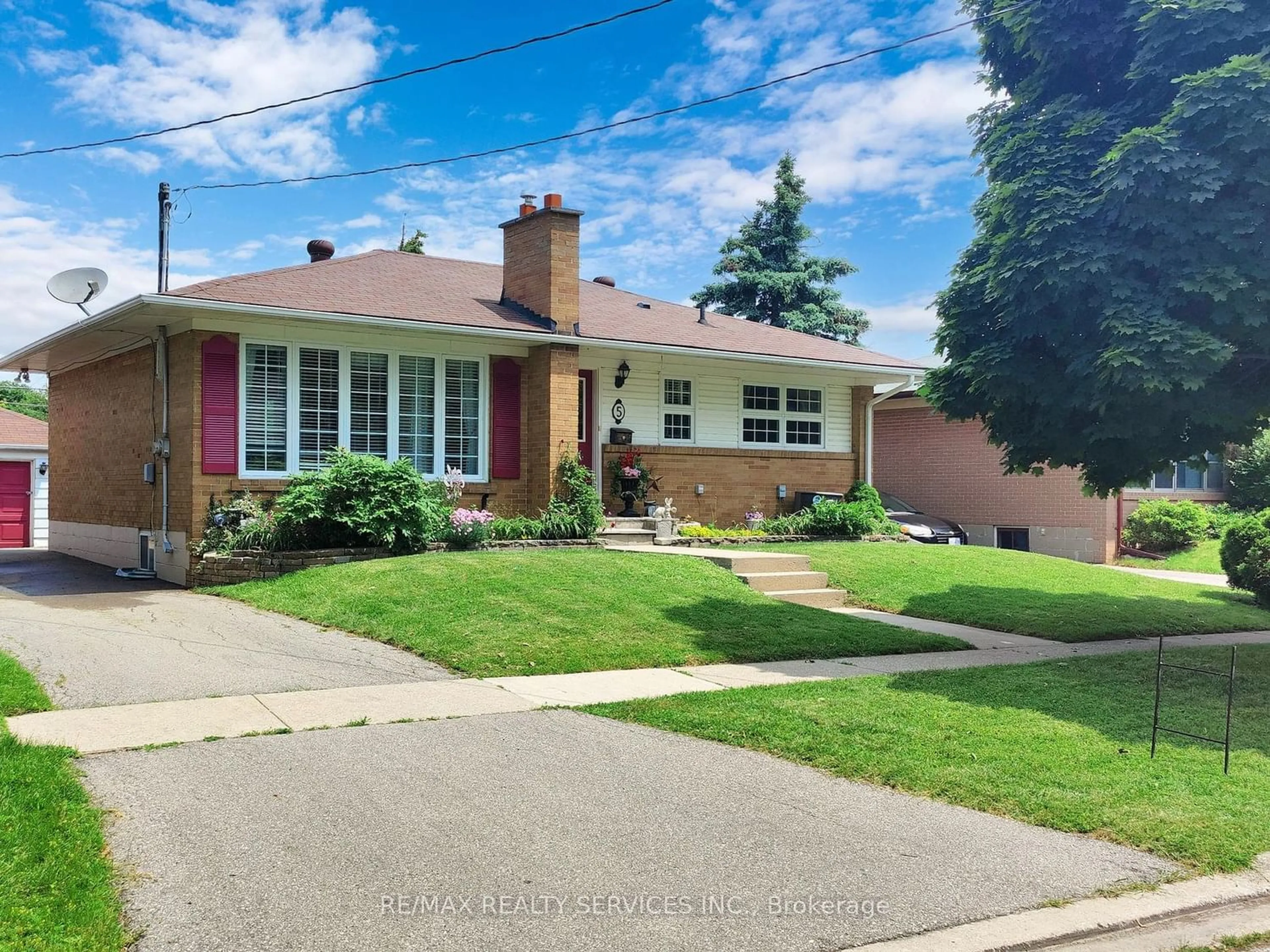 Frontside or backside of a home for 5 Marsden Cres, Brampton Ontario L6W 2X2