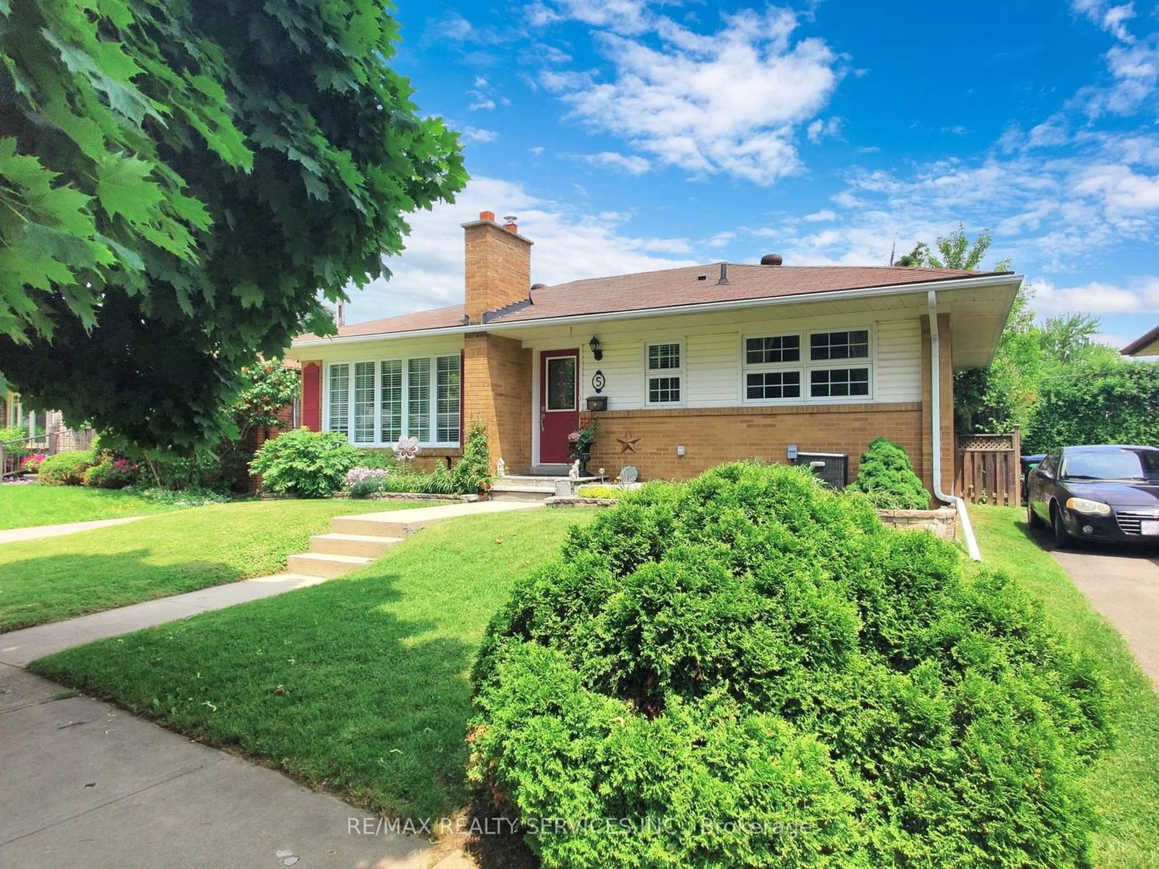 Frontside or backside of a home for 5 Marsden Cres, Brampton Ontario L6W 2X2