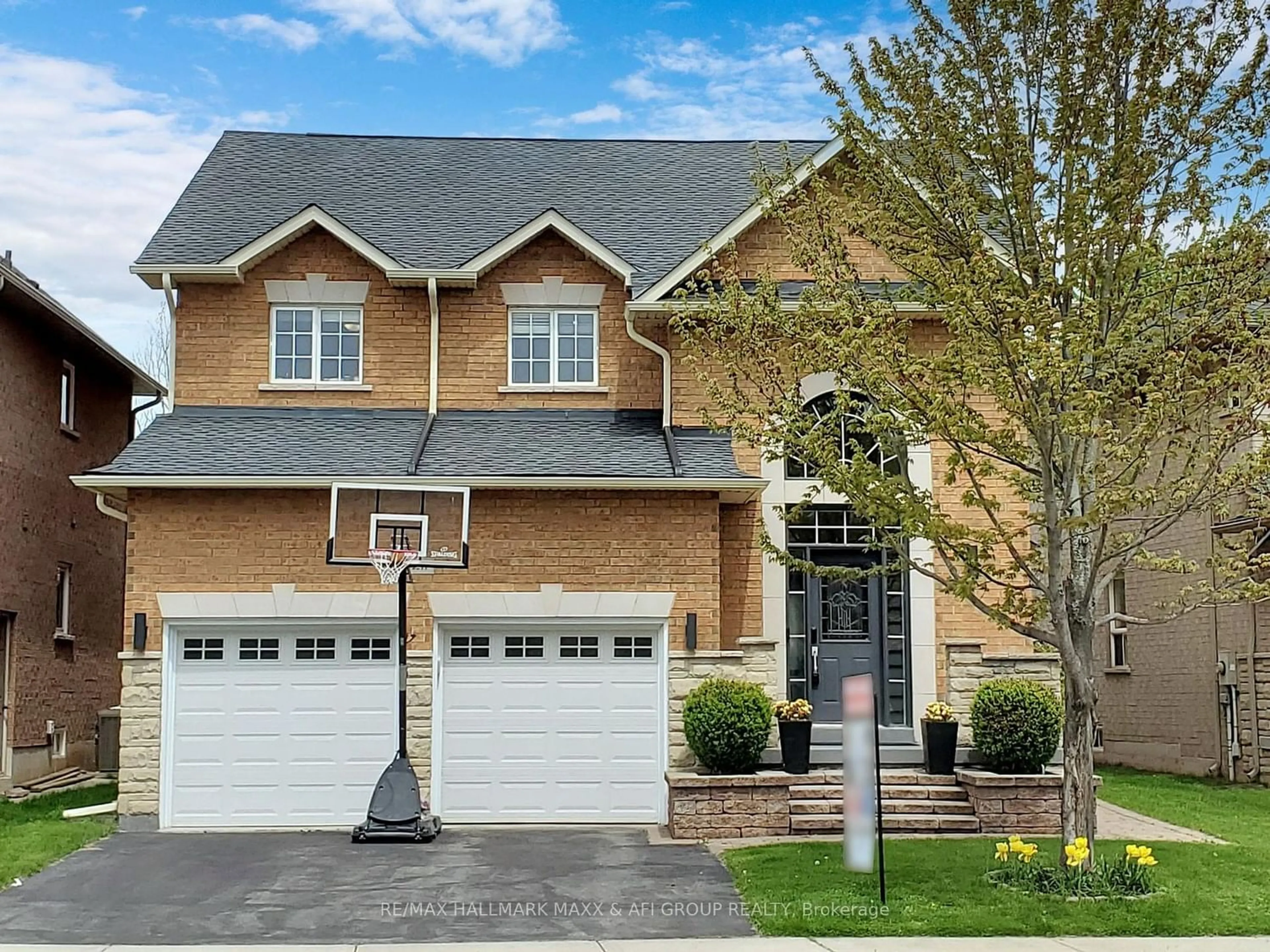 Frontside or backside of a home for 2211 Stratus Dr, Oakville Ontario L6M 4W5