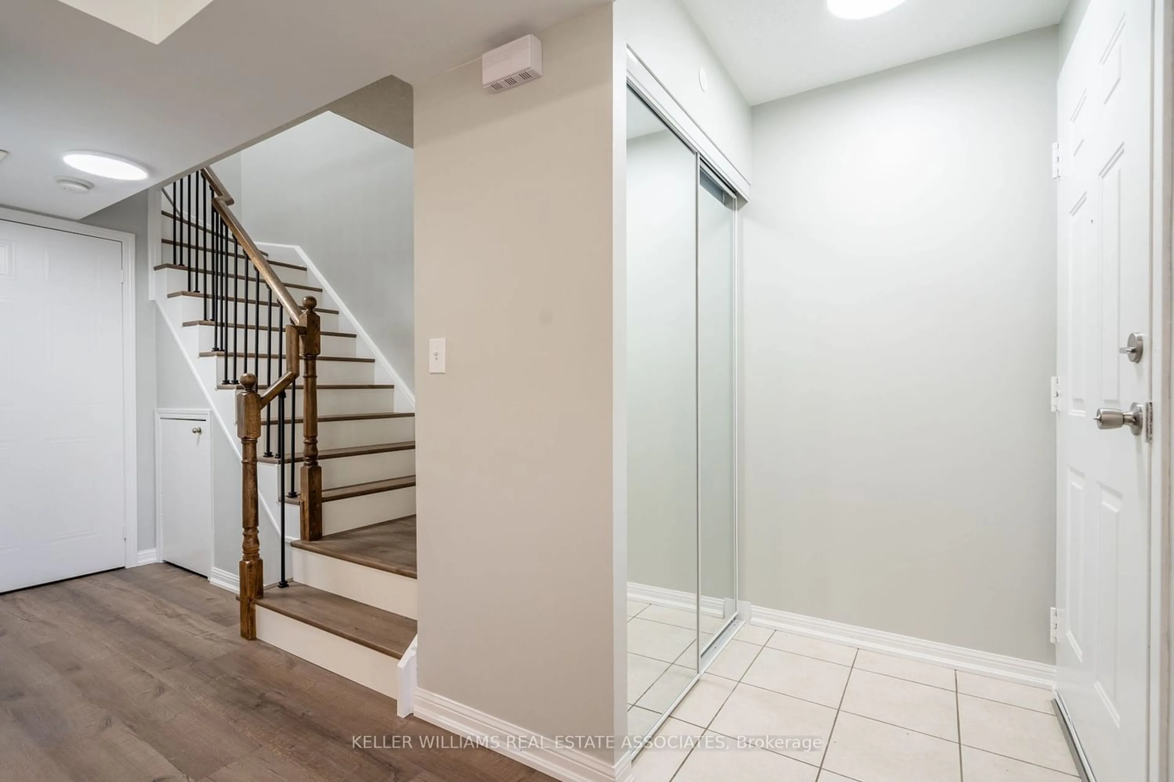 Indoor entryway for 4620 Guildwood Way #79, Mississauga Ontario L5R 4H4