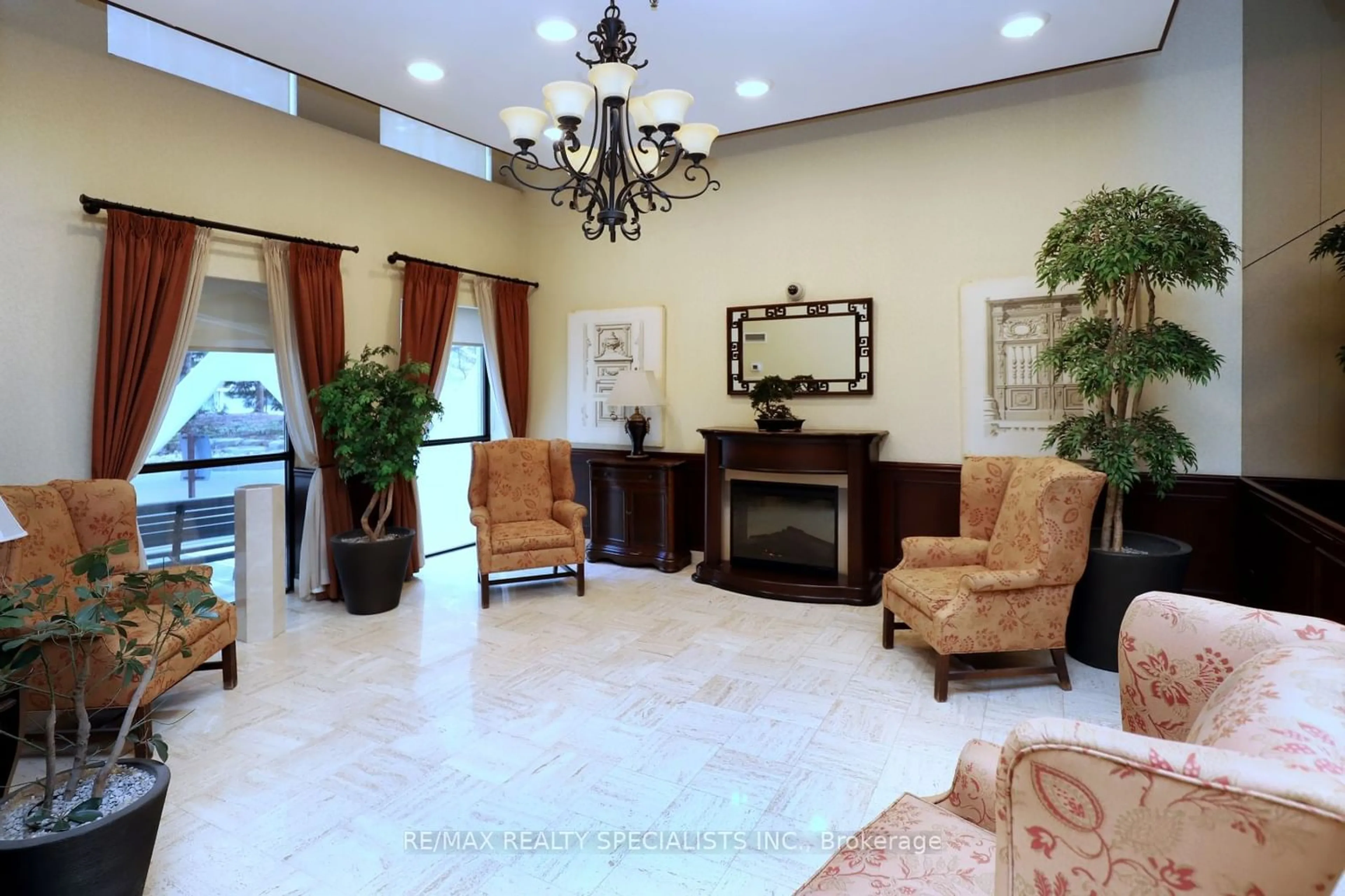 Indoor lobby for 3650 Kaneff Cres #2407, Mississauga Ontario L5A 4A1