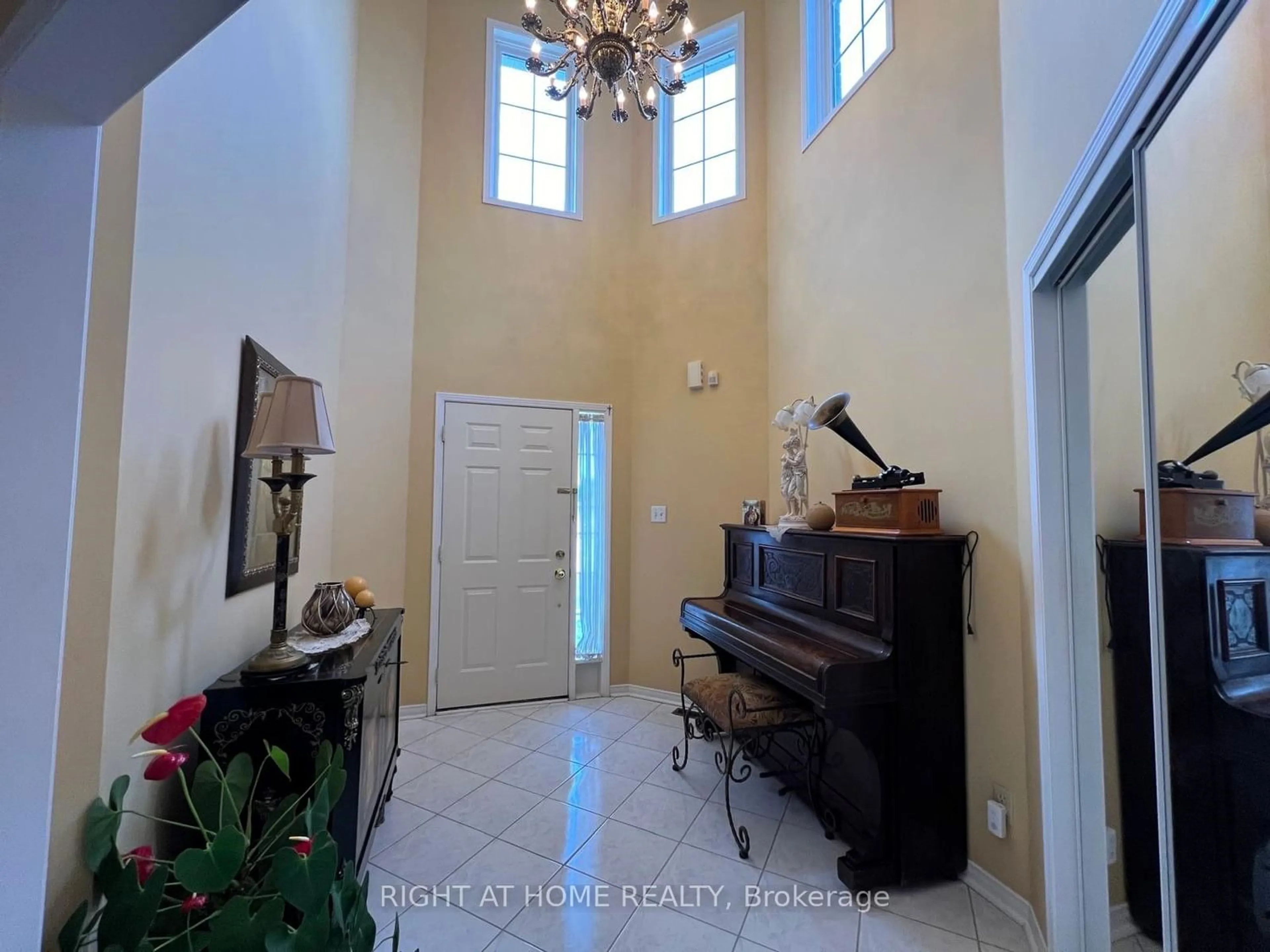 Indoor foyer for 974 Mantle Cres, Mississauga Ontario L5V 2G3