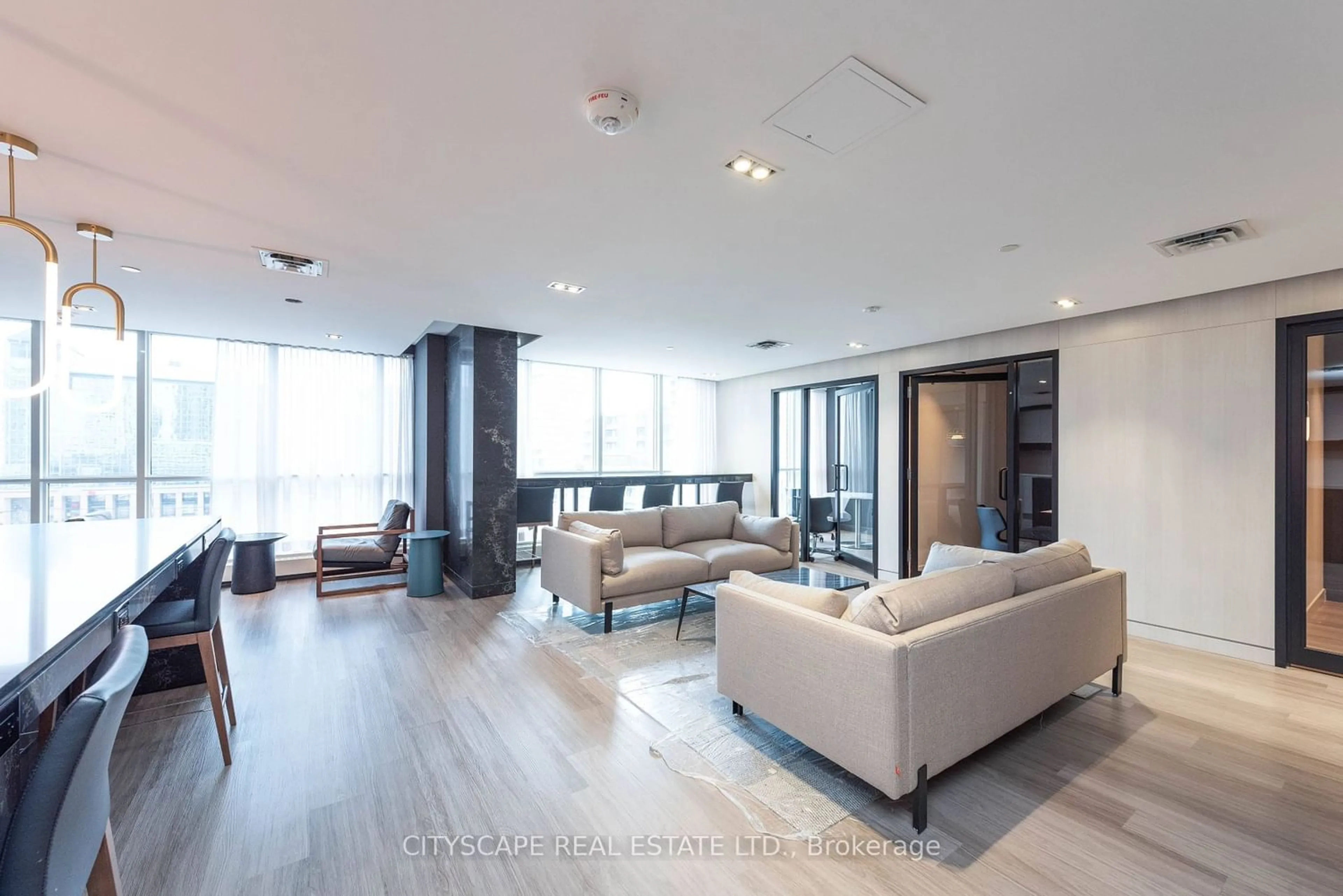 Living room for 4065 Confederation Pkwy #4308, Mississauga Ontario L5B 0L4