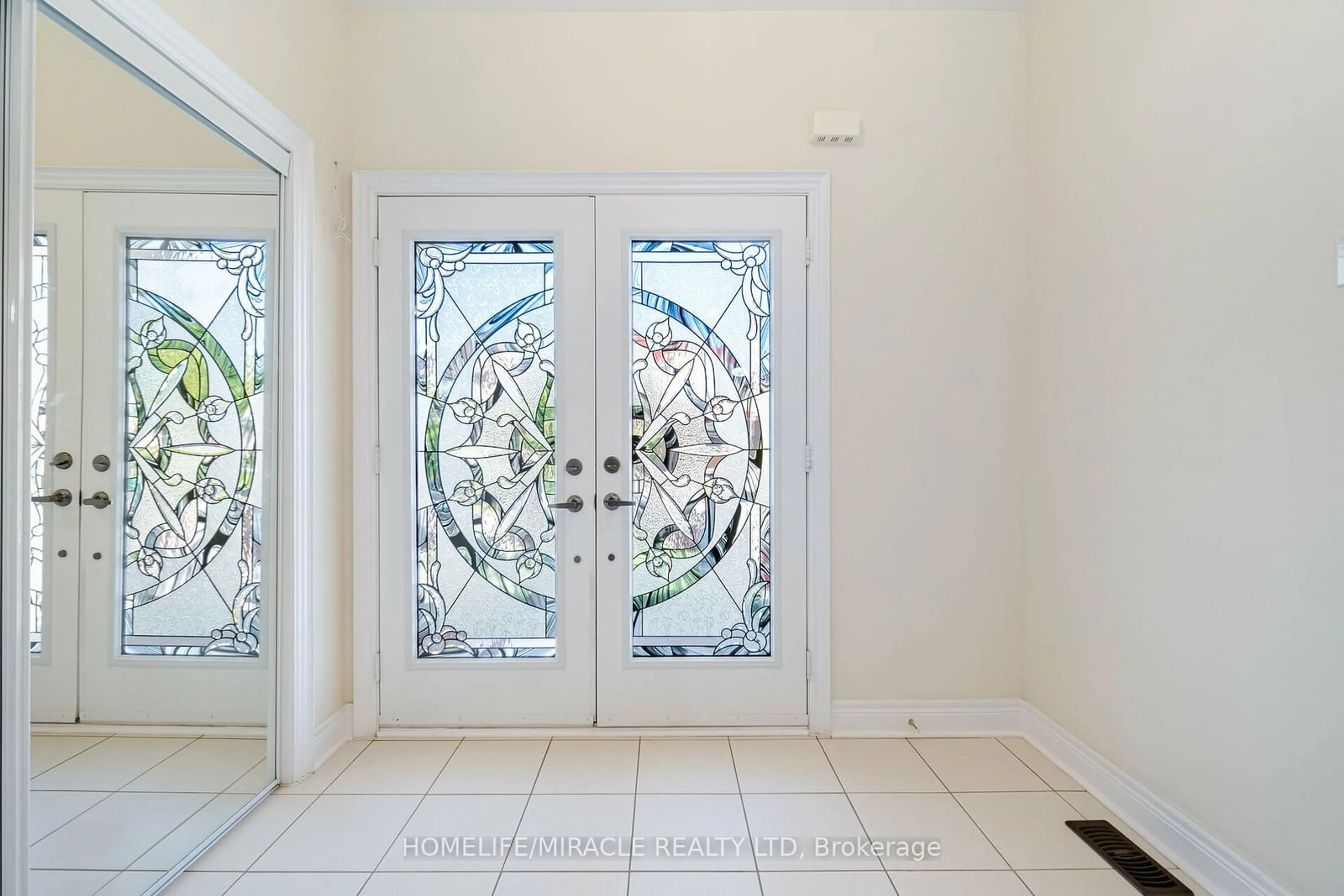 Indoor entryway for 7163 Wrigley Crt, Mississauga Ontario L5W 0C8