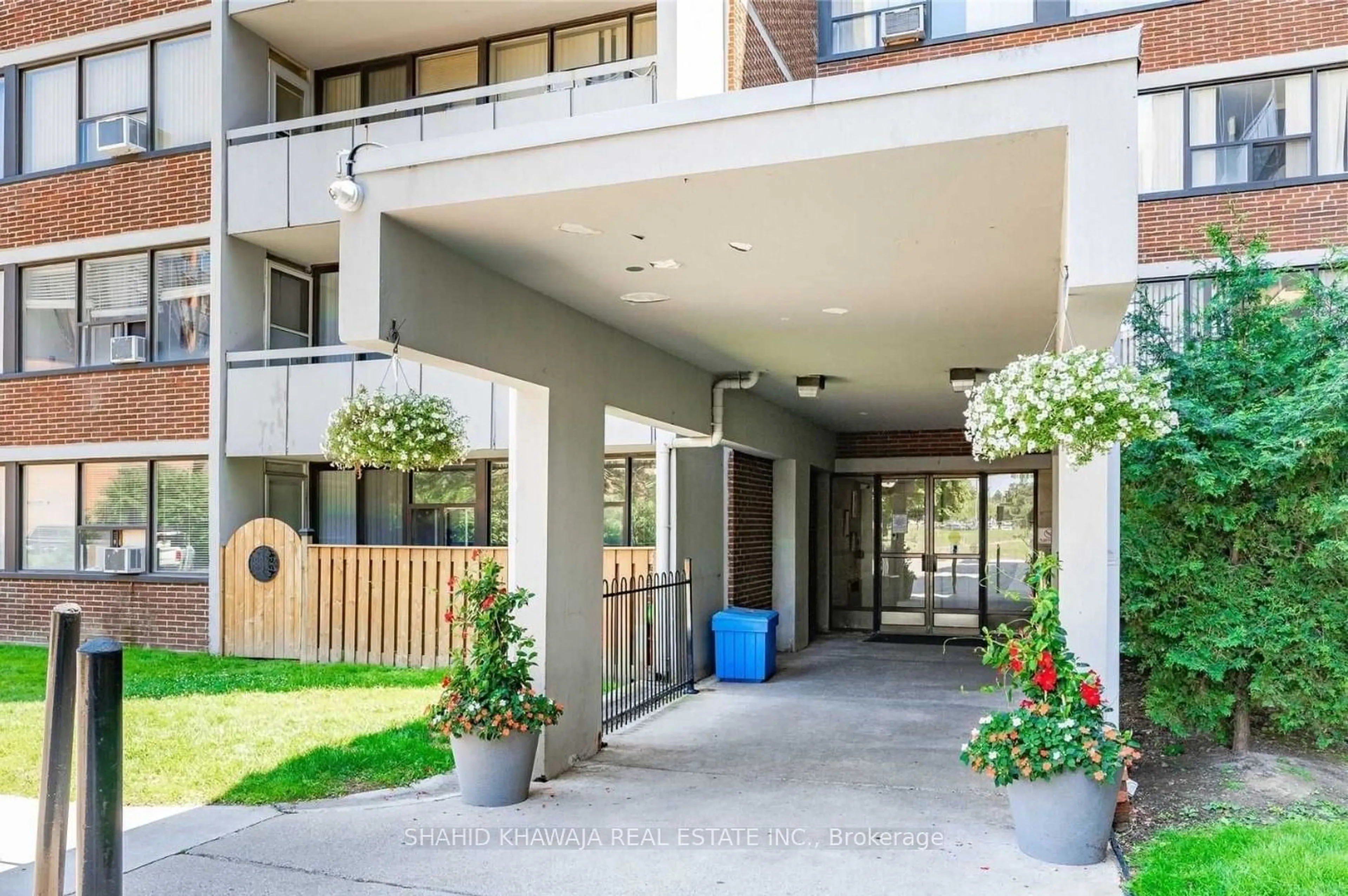 Indoor foyer for 2121 Roche Crt #721, Mississauga Ontario L5K 2C7