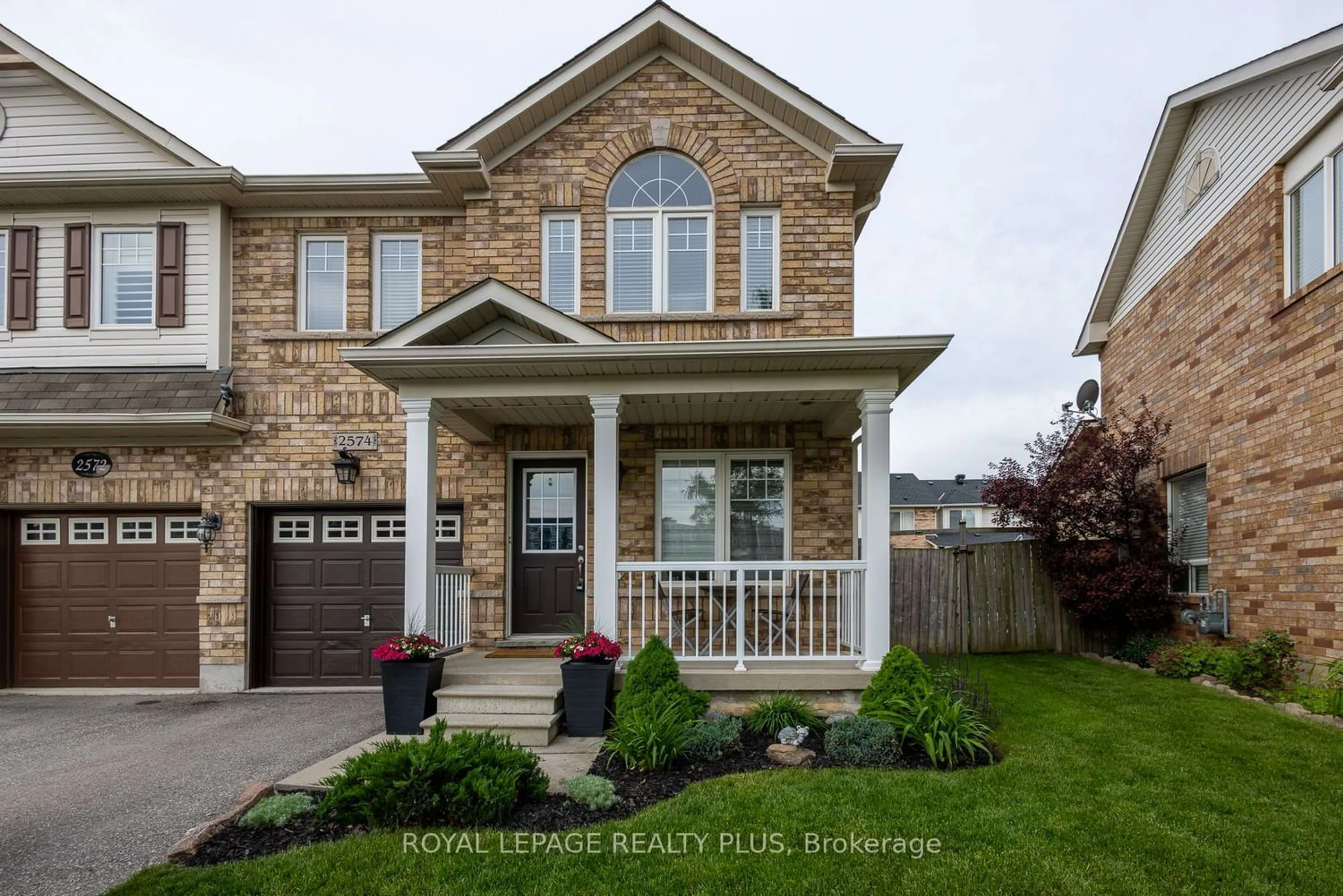 Home with brick exterior material for 2574 Valleyridge Dr, Oakville Ontario L6M 5H5