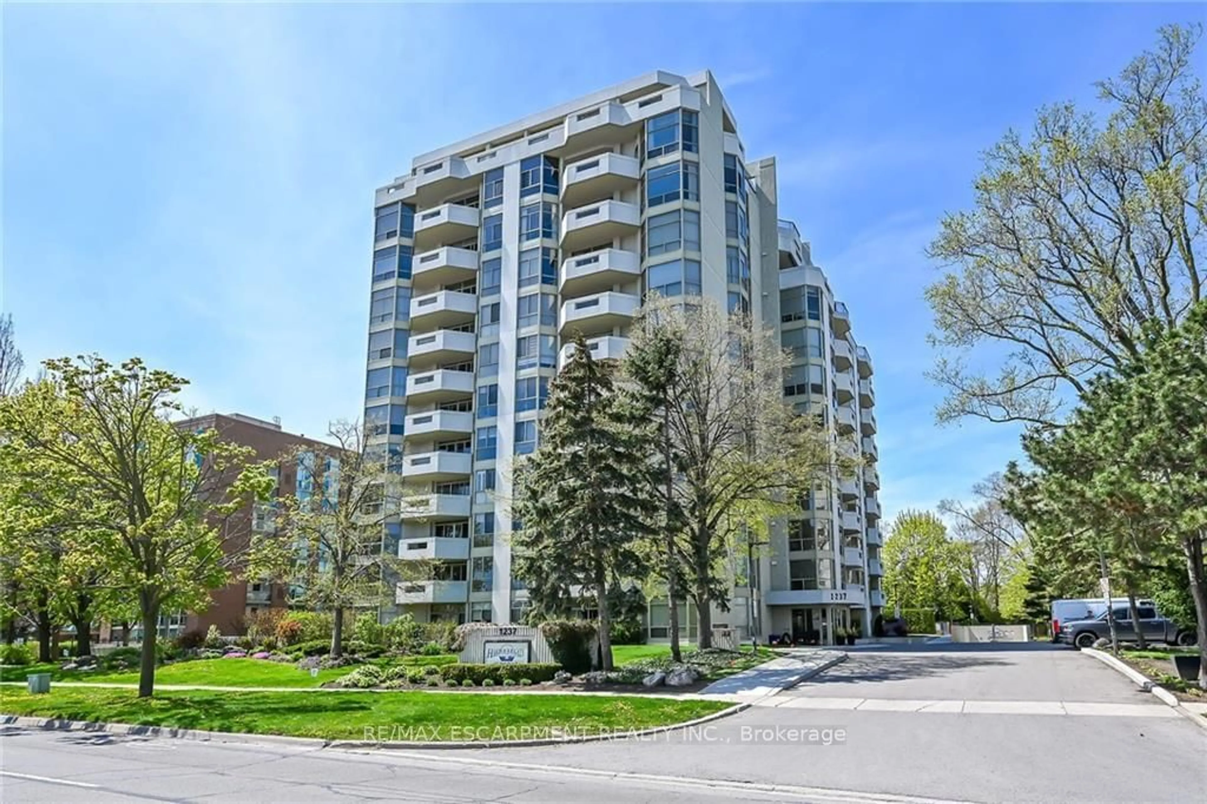 A pic from exterior of the house or condo for 1237 North Shore Blvd #201, Burlington Ontario L7S 2H8