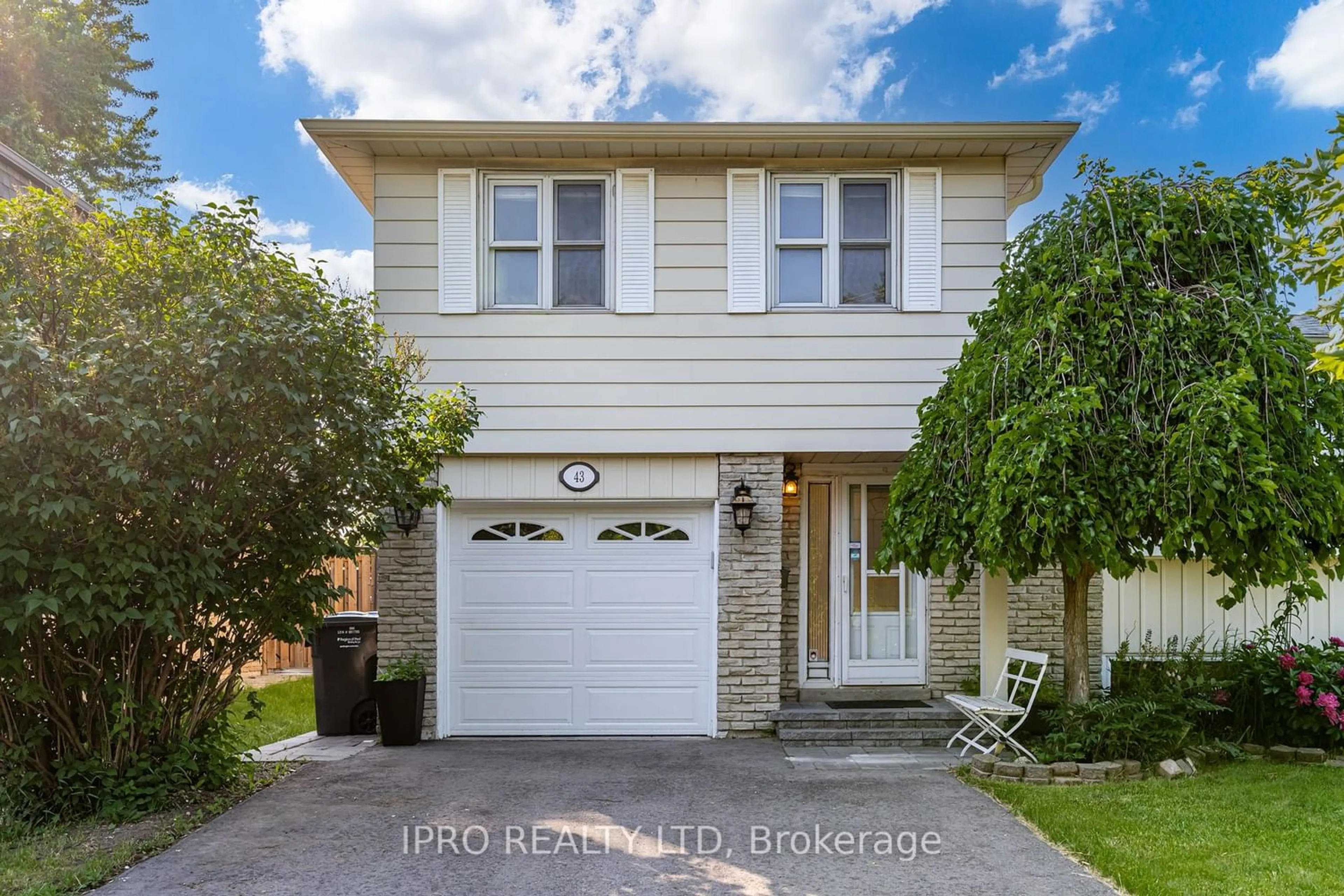 Frontside or backside of a home for 43 Grassington Cres, Brampton Ontario L6S 1Z5