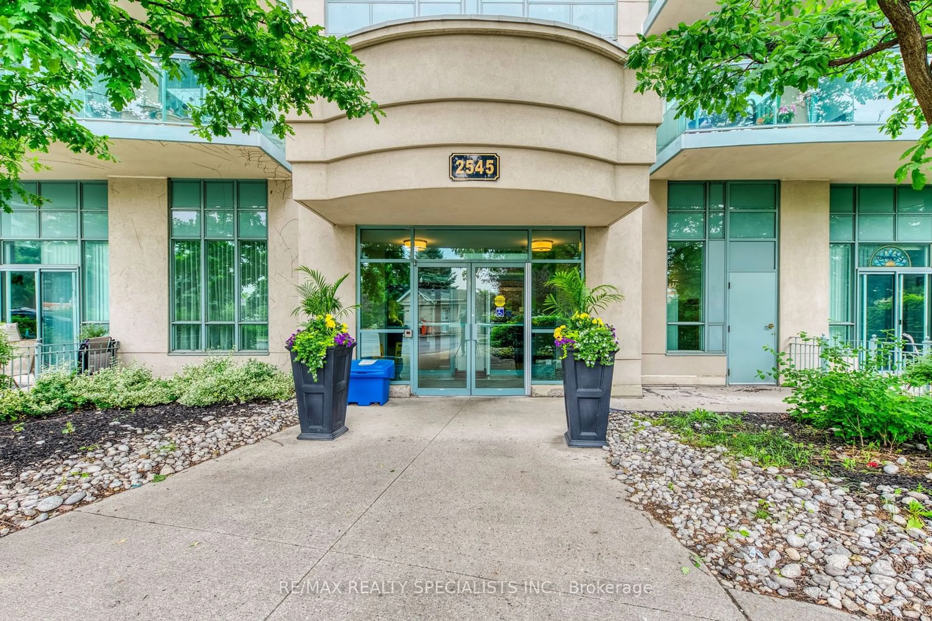 Indoor foyer for 2545 Erin Centre Blvd #1409, Mississauga Ontario L5M 6Z9