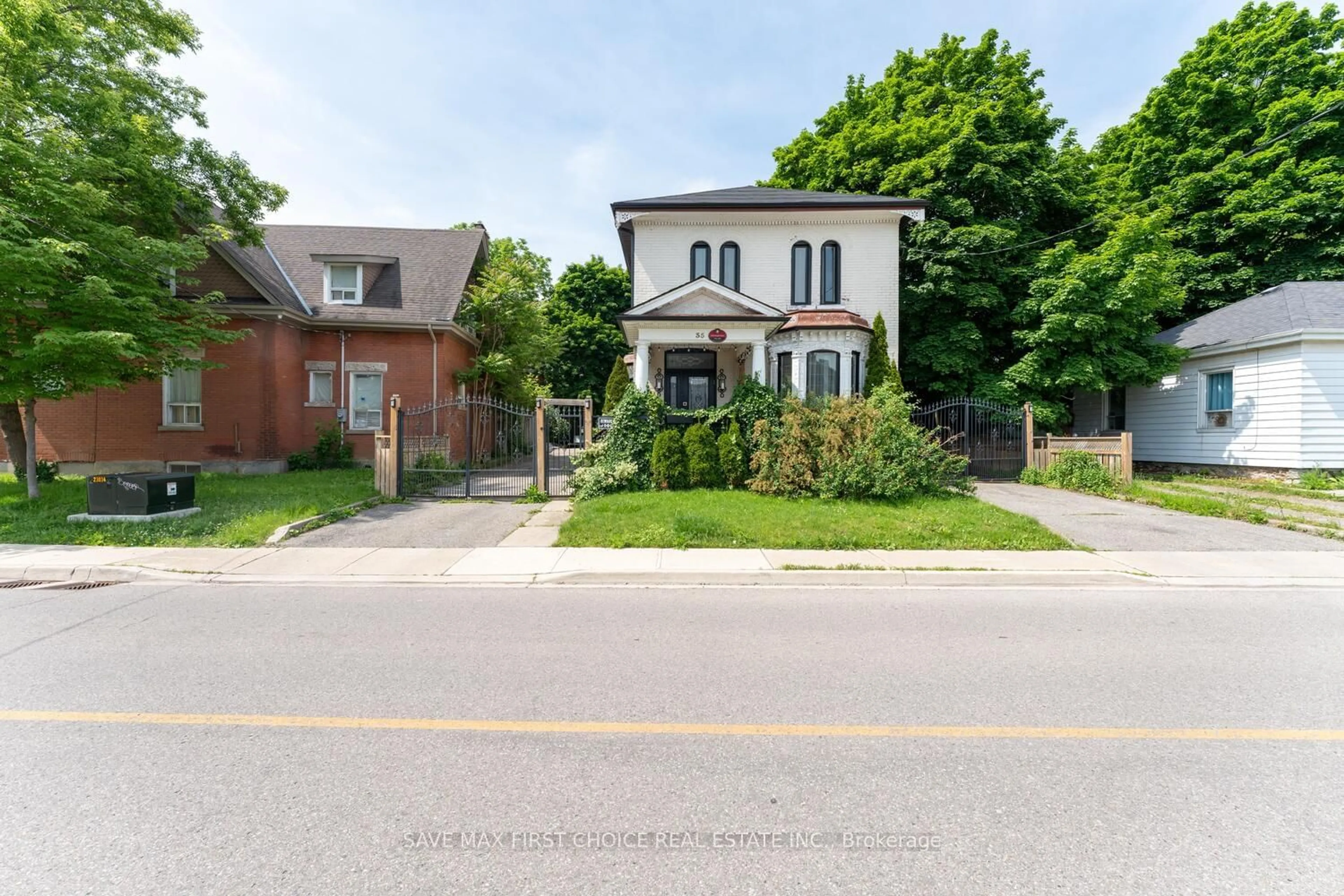 Street view for 35 Elizabeth St, Brampton Ontario L6X 1S3