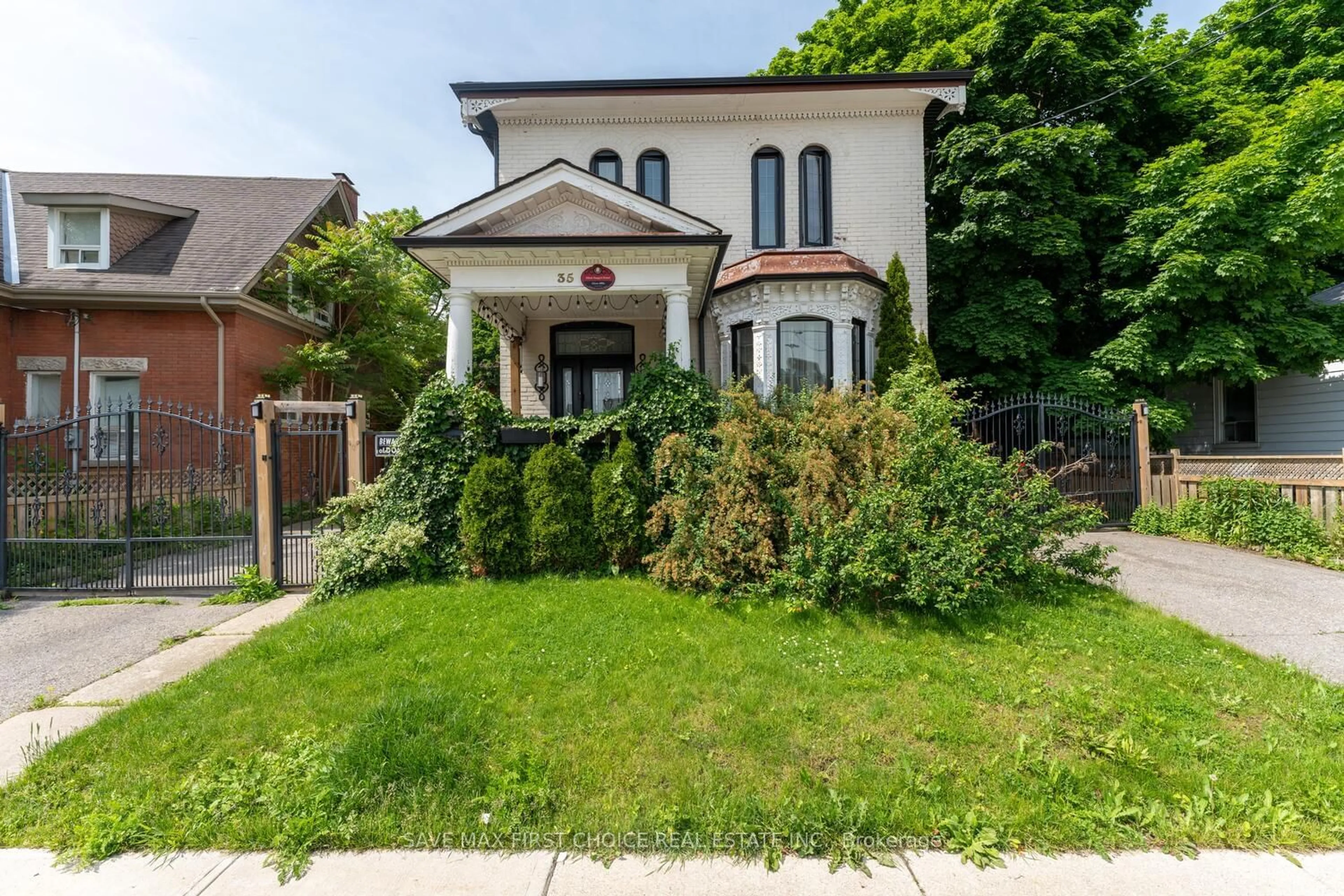 Frontside or backside of a home for 35 Elizabeth St, Brampton Ontario L6X 1S3