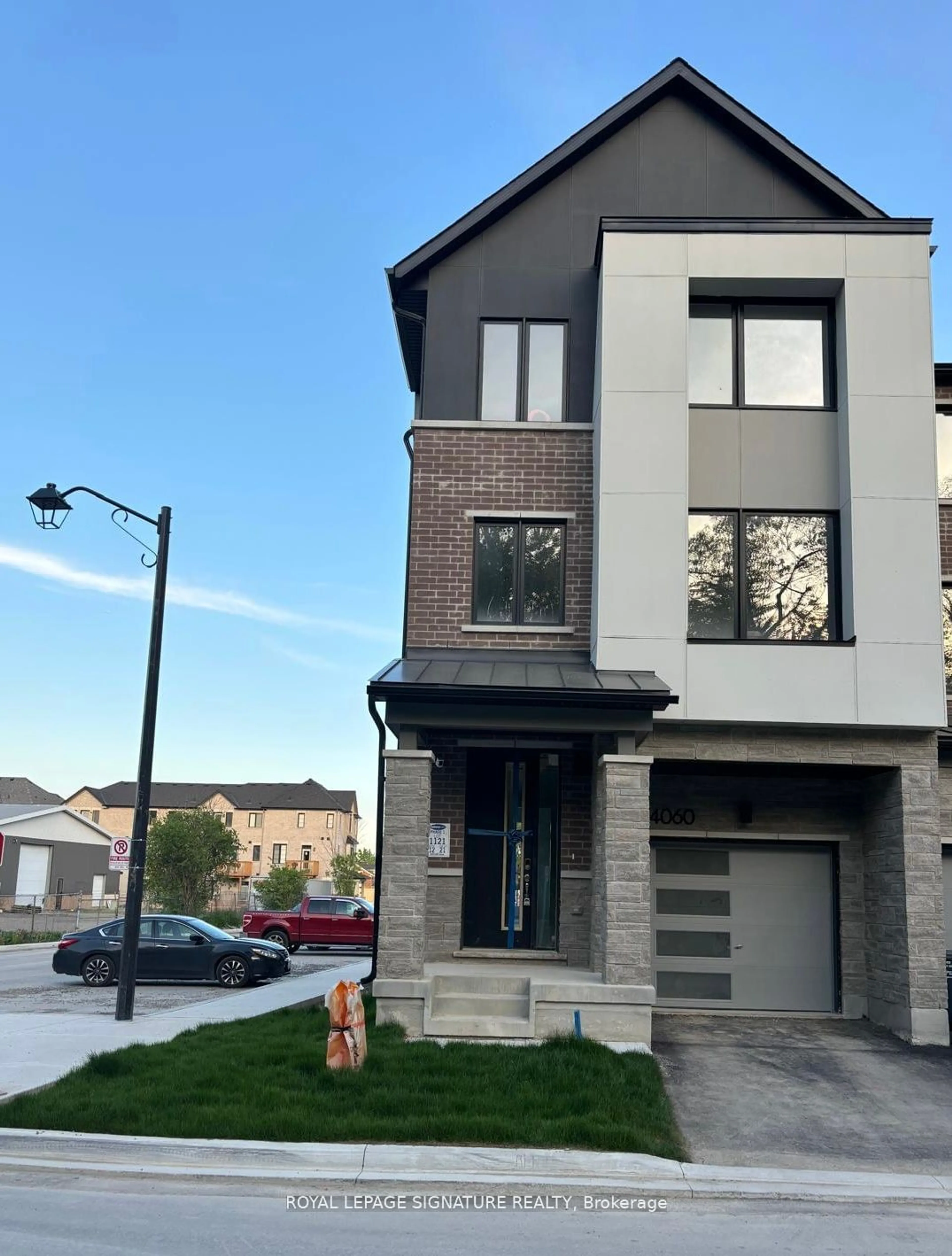 Home with brick exterior material for 4060 Kadic Terr, Mississauga Ontario L5M 0R5