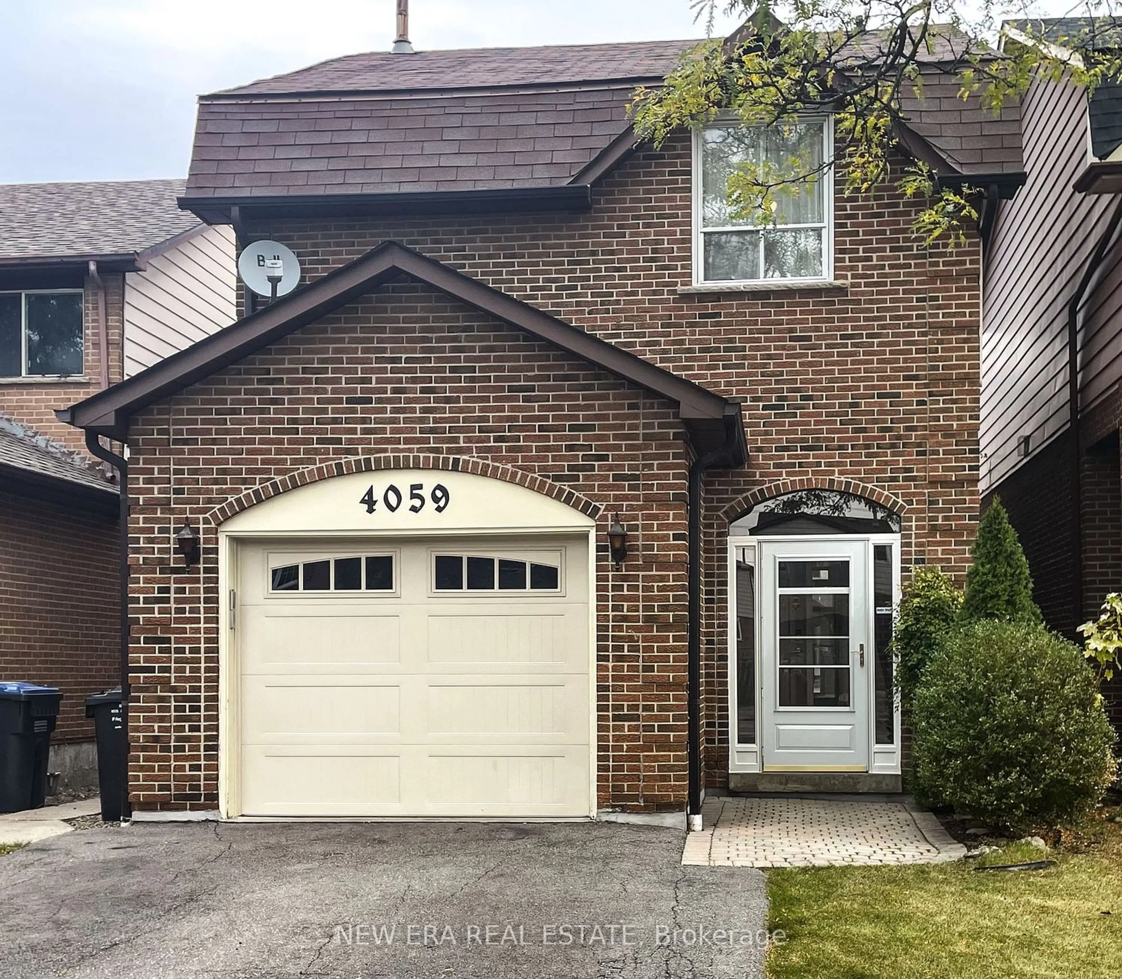 Home with brick exterior material for 4059 Teakwood Dr, Mississauga Ontario L5C 3L3
