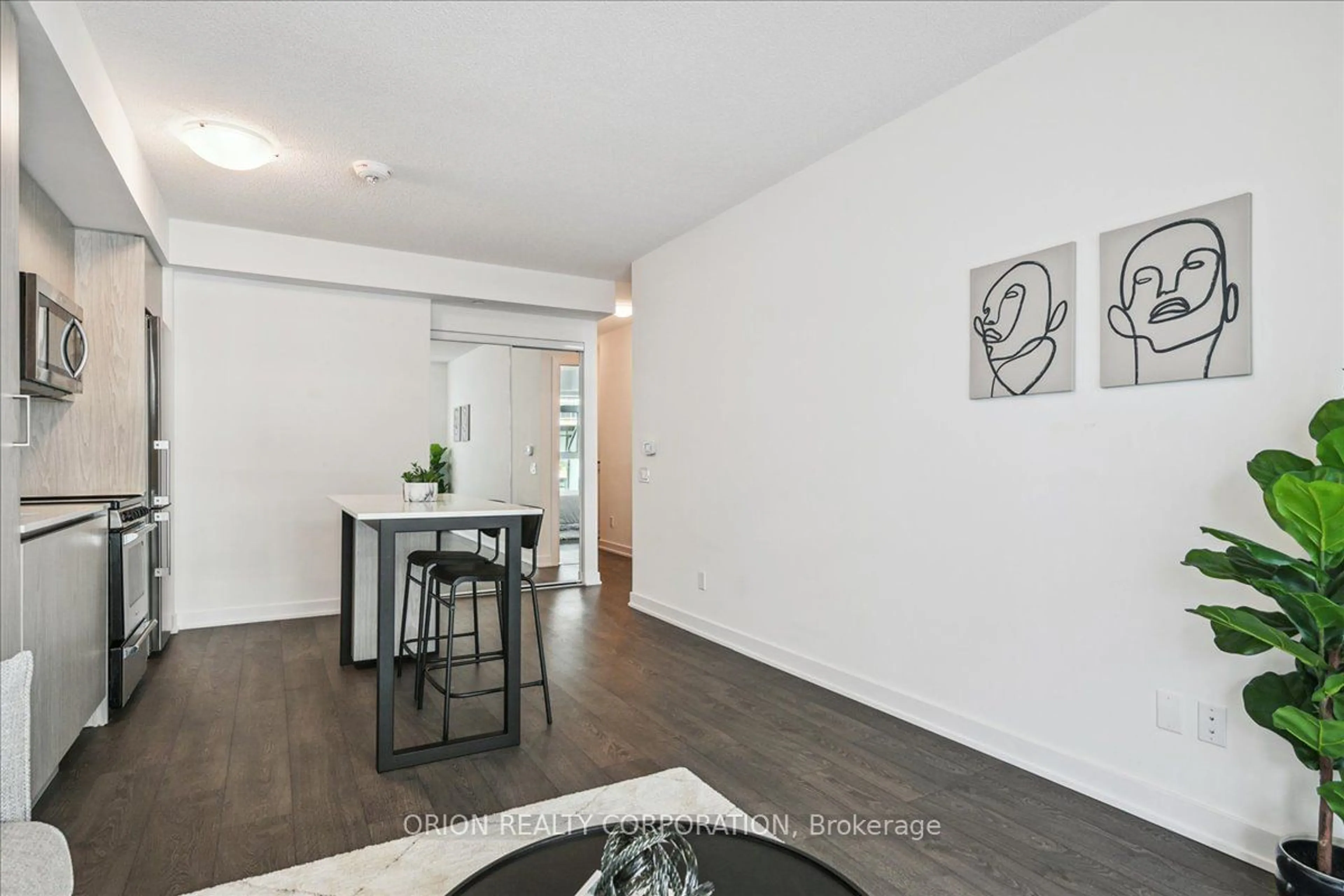 A pic of a room for 251 Manitoba St #709, Toronto Ontario M8Y 0C7