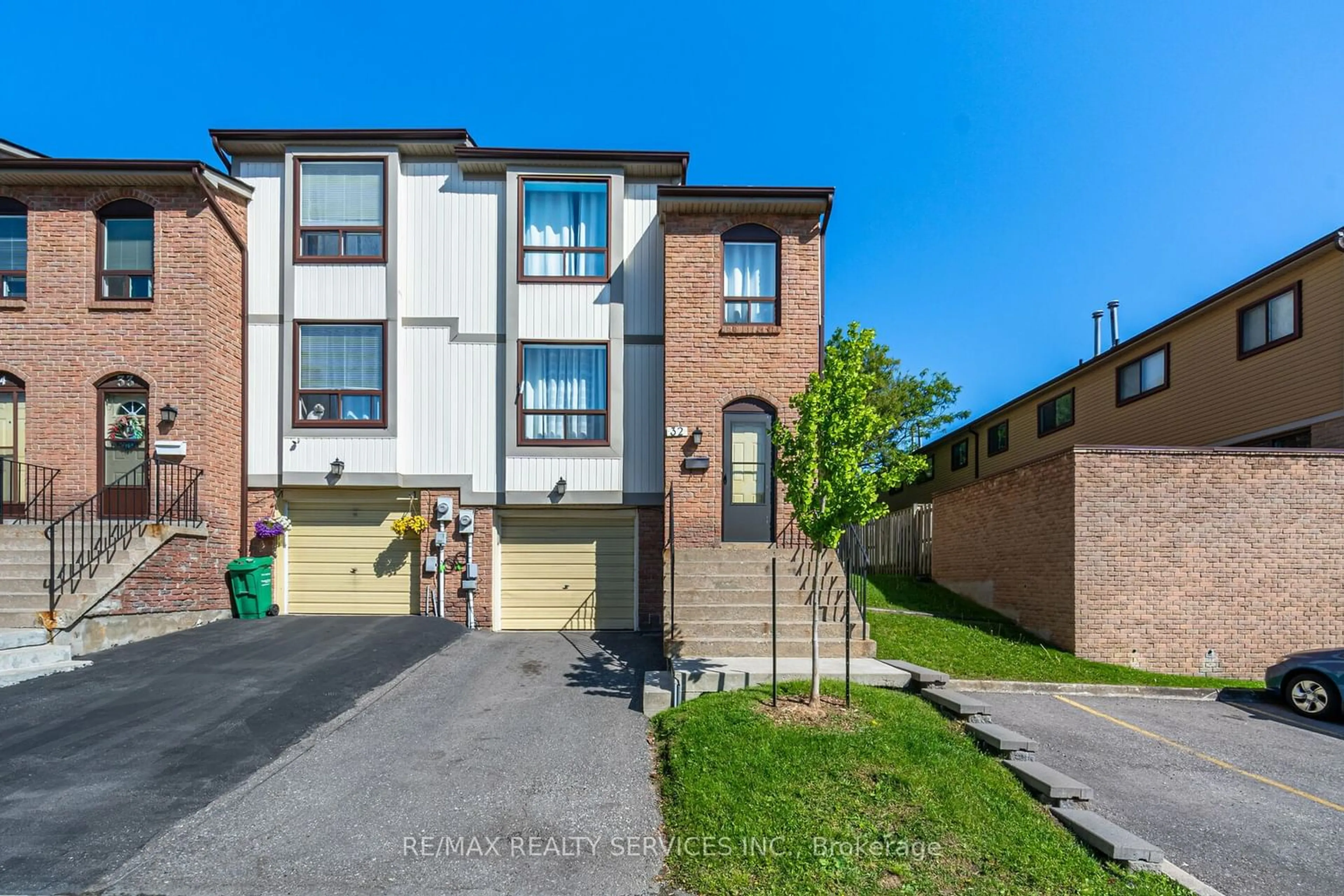 A pic from exterior of the house or condo for 32 Mcmullen Cres #32, Brampton Ontario L6S 3M2