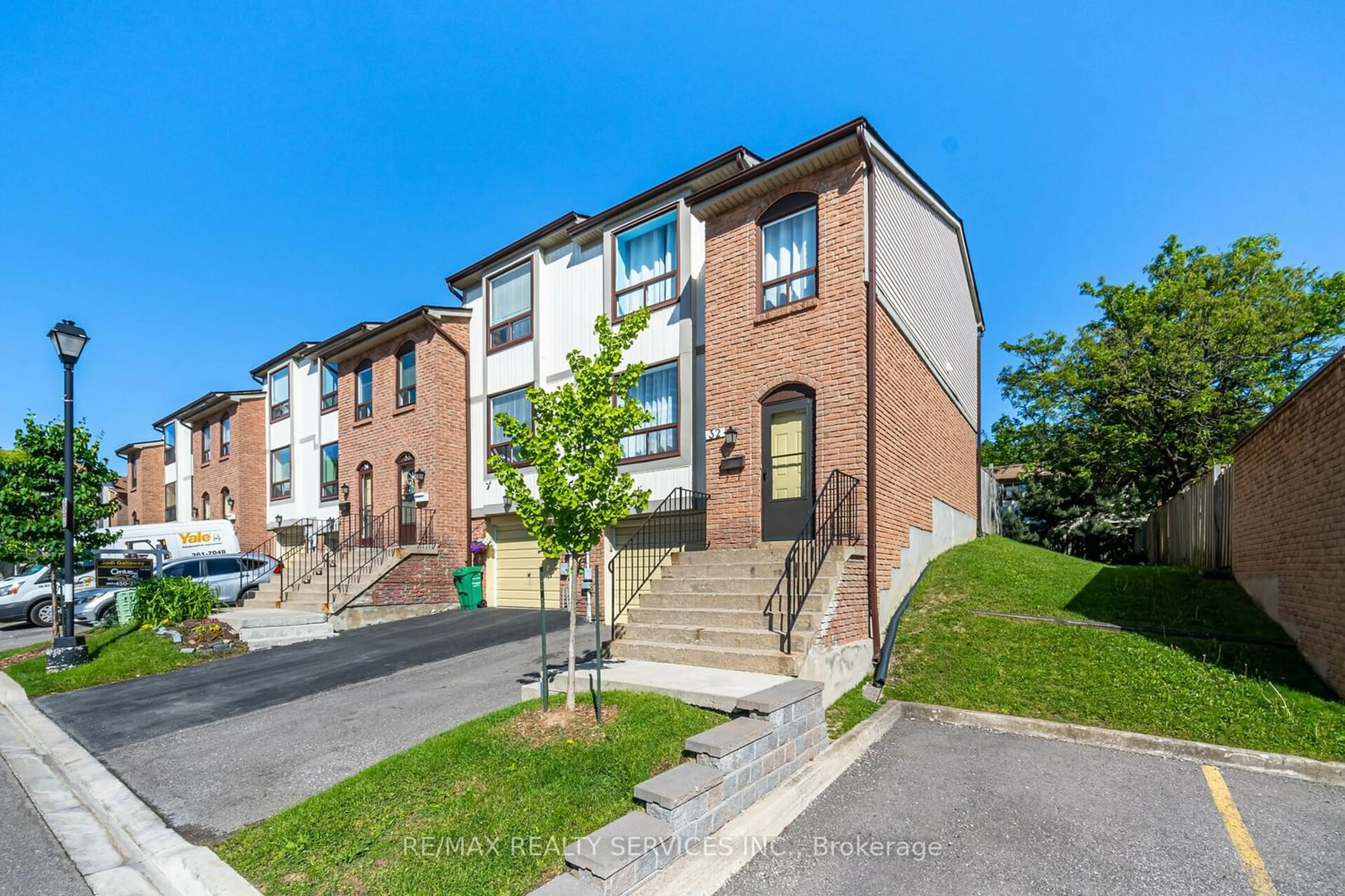 A pic from exterior of the house or condo for 32 Mcmullen Cres #32, Brampton Ontario L6S 3M2