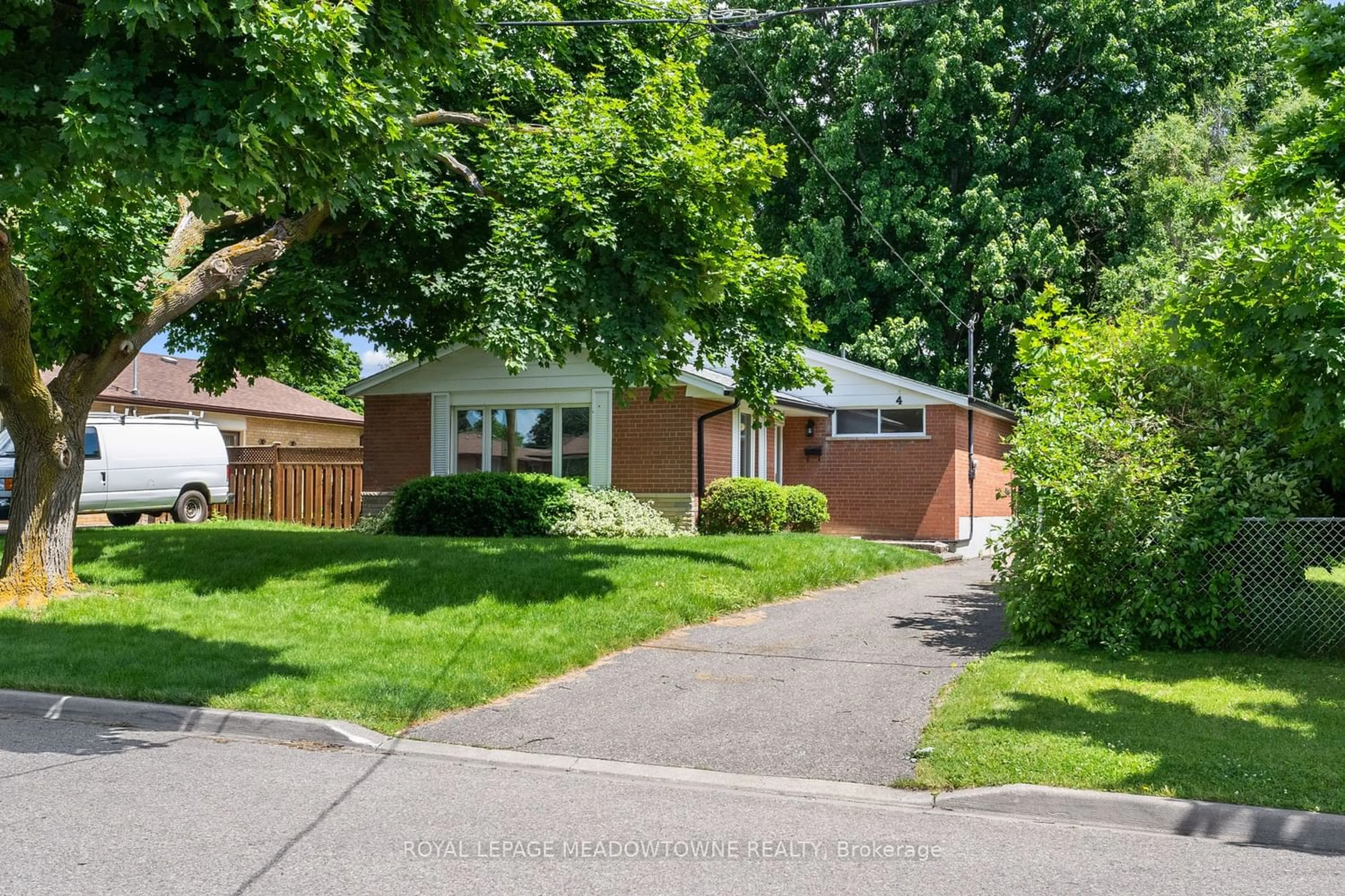 Frontside or backside of a home for 4 Fairfield Ave, Brampton Ontario L6X 2J1