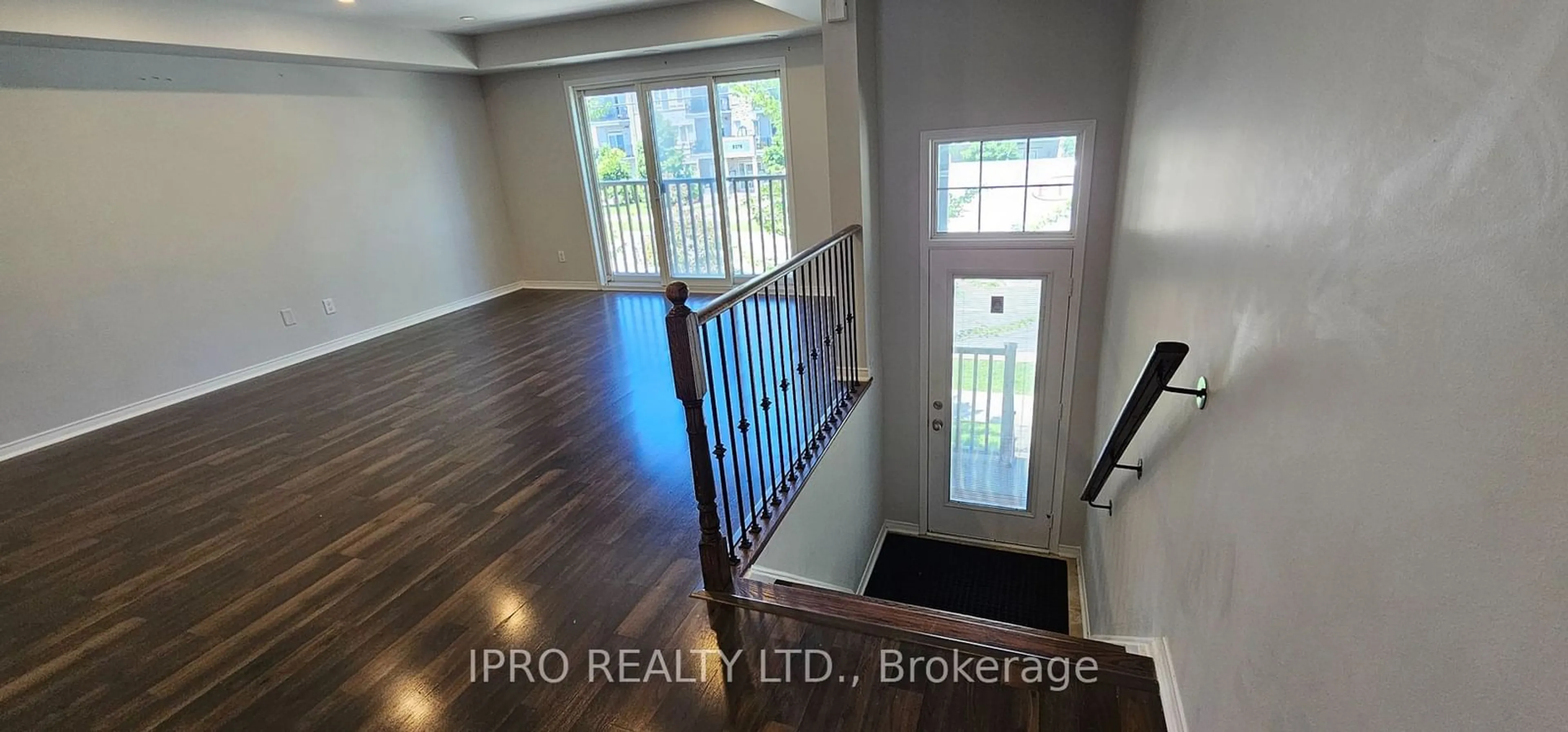 Indoor entryway for 3070 Thomas St #8, Mississauga Ontario L5M 0T2