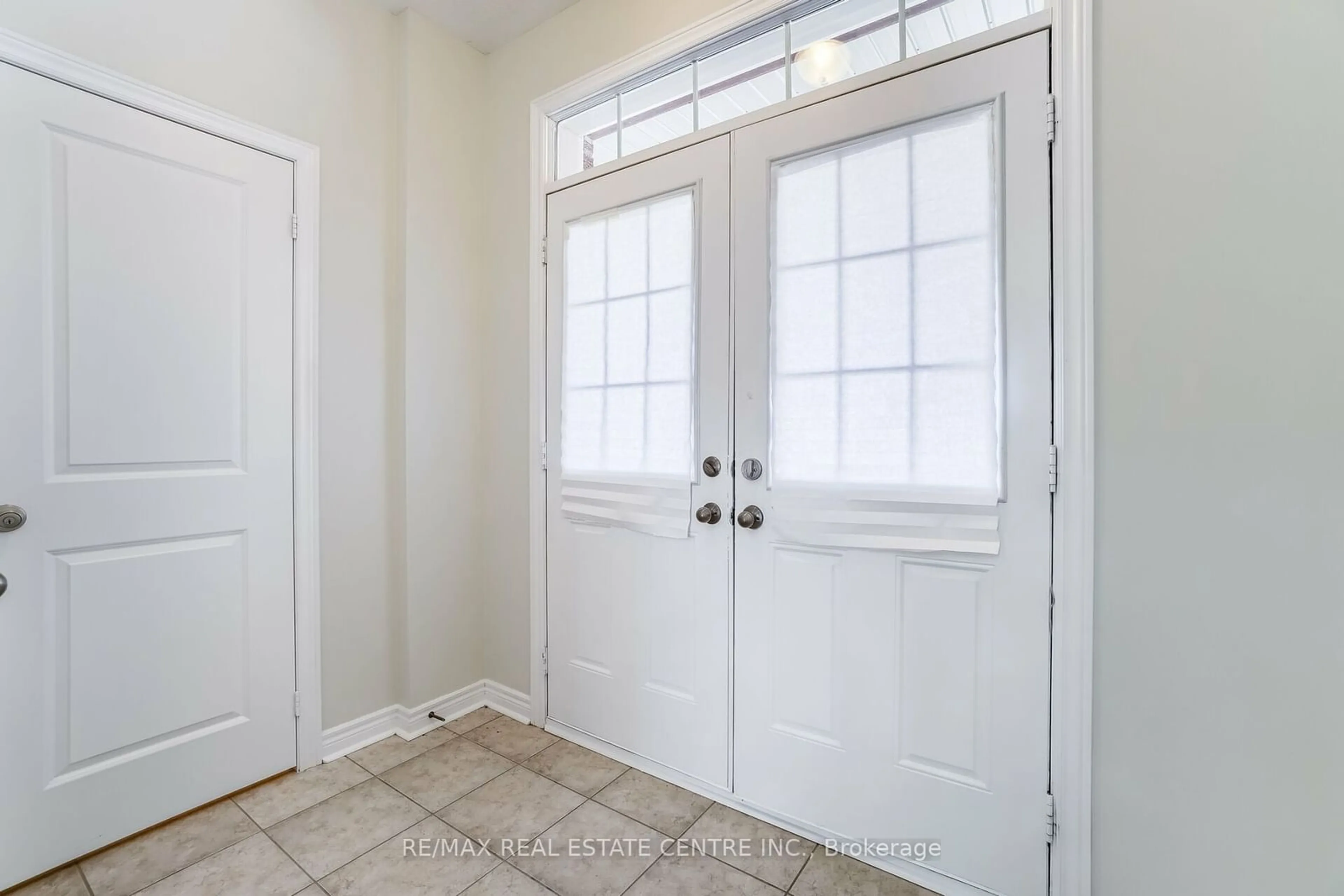 Indoor entryway for 27 Fulmer Rd, Brampton Ontario L7A 4L9