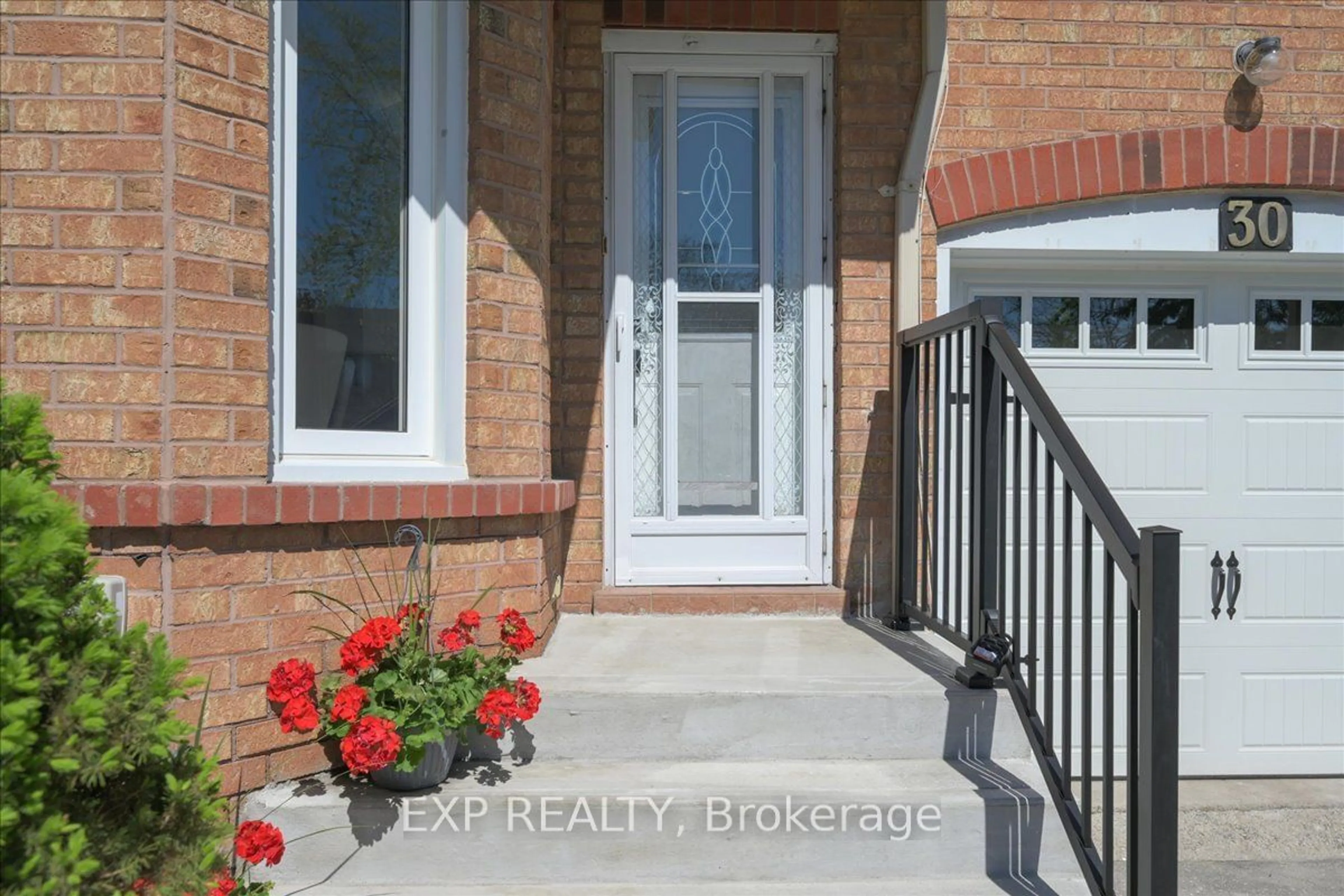 Indoor entryway for 365 Tailfeather Cres #30, Mississauga Ontario L4Z 2Z8