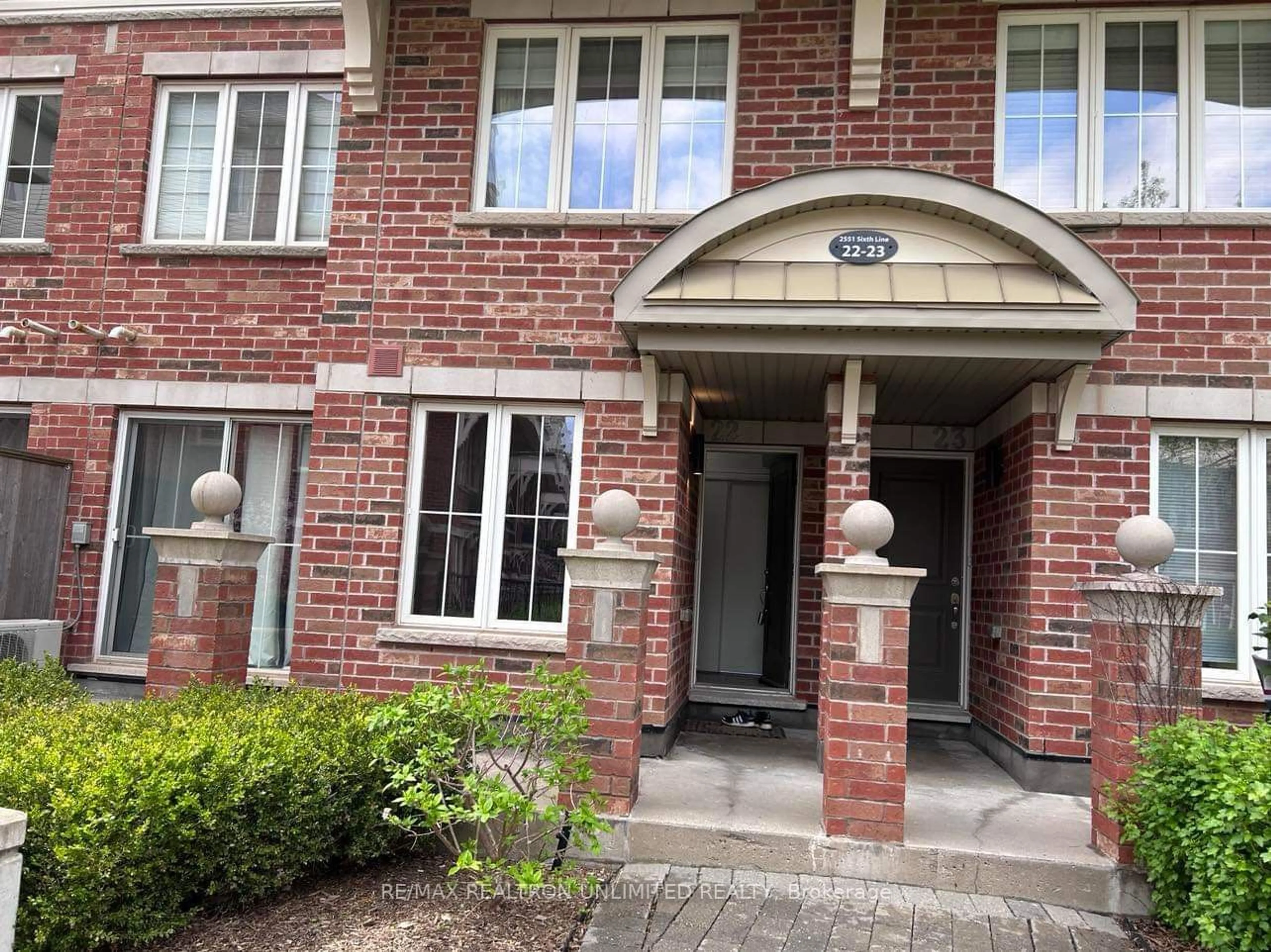 Home with brick exterior material for 2551 Sixth Line #22, Oakville Ontario L6H 0H7