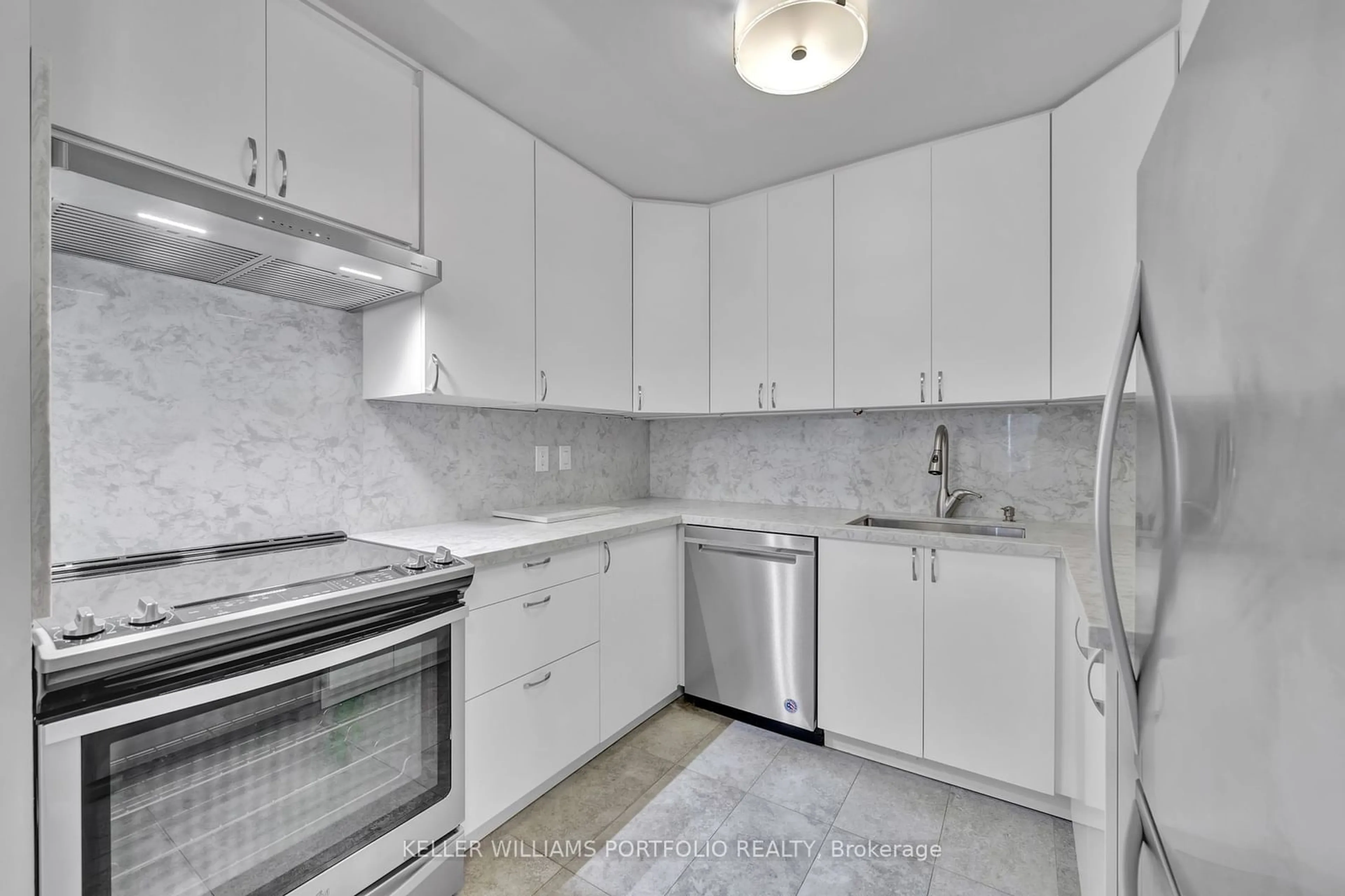 Standard kitchen for 1320 Islington Ave #1204, Toronto Ontario M9A 5C6