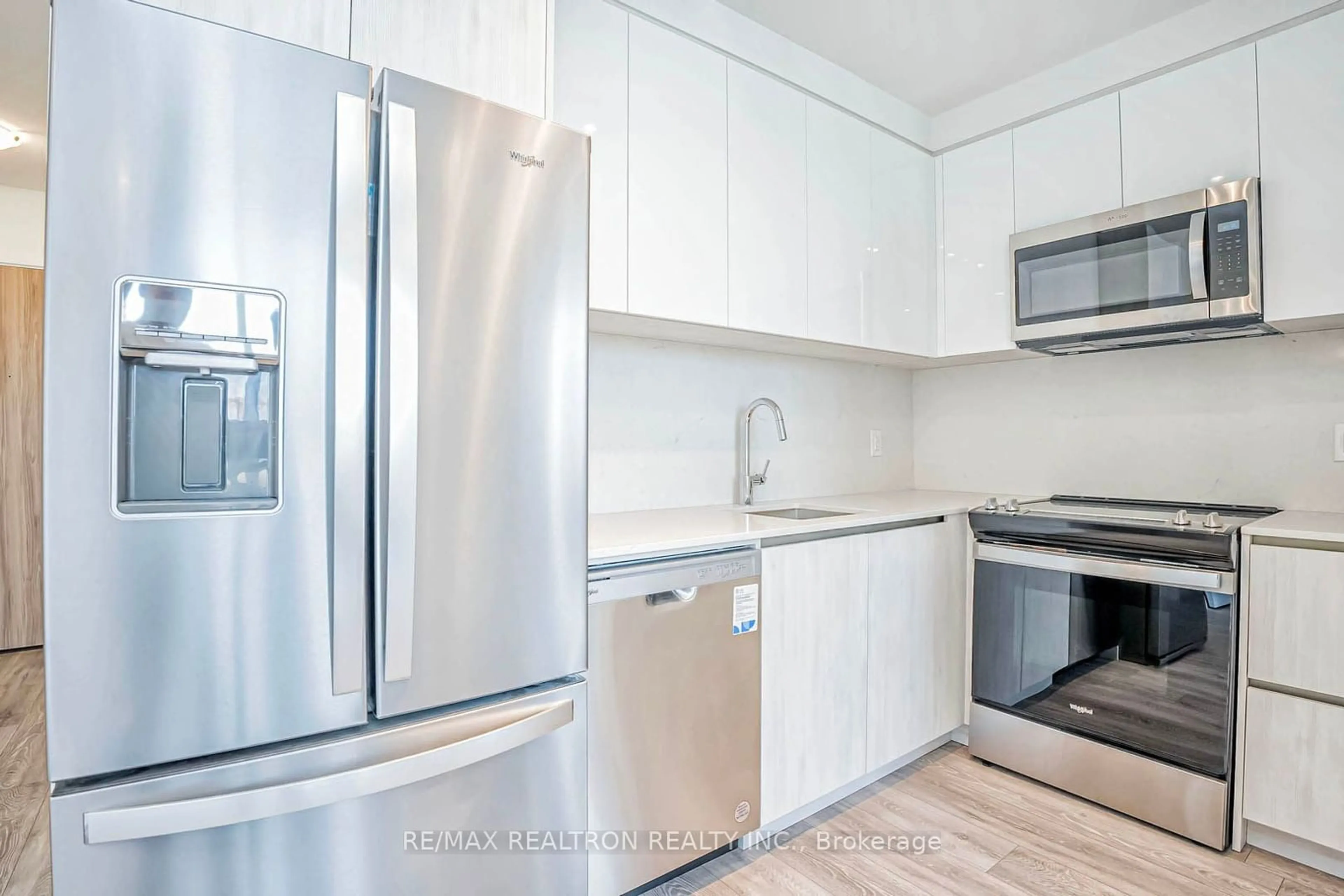 Standard kitchen for 3100 Keele St #718, Toronto Ontario M3M 0E1