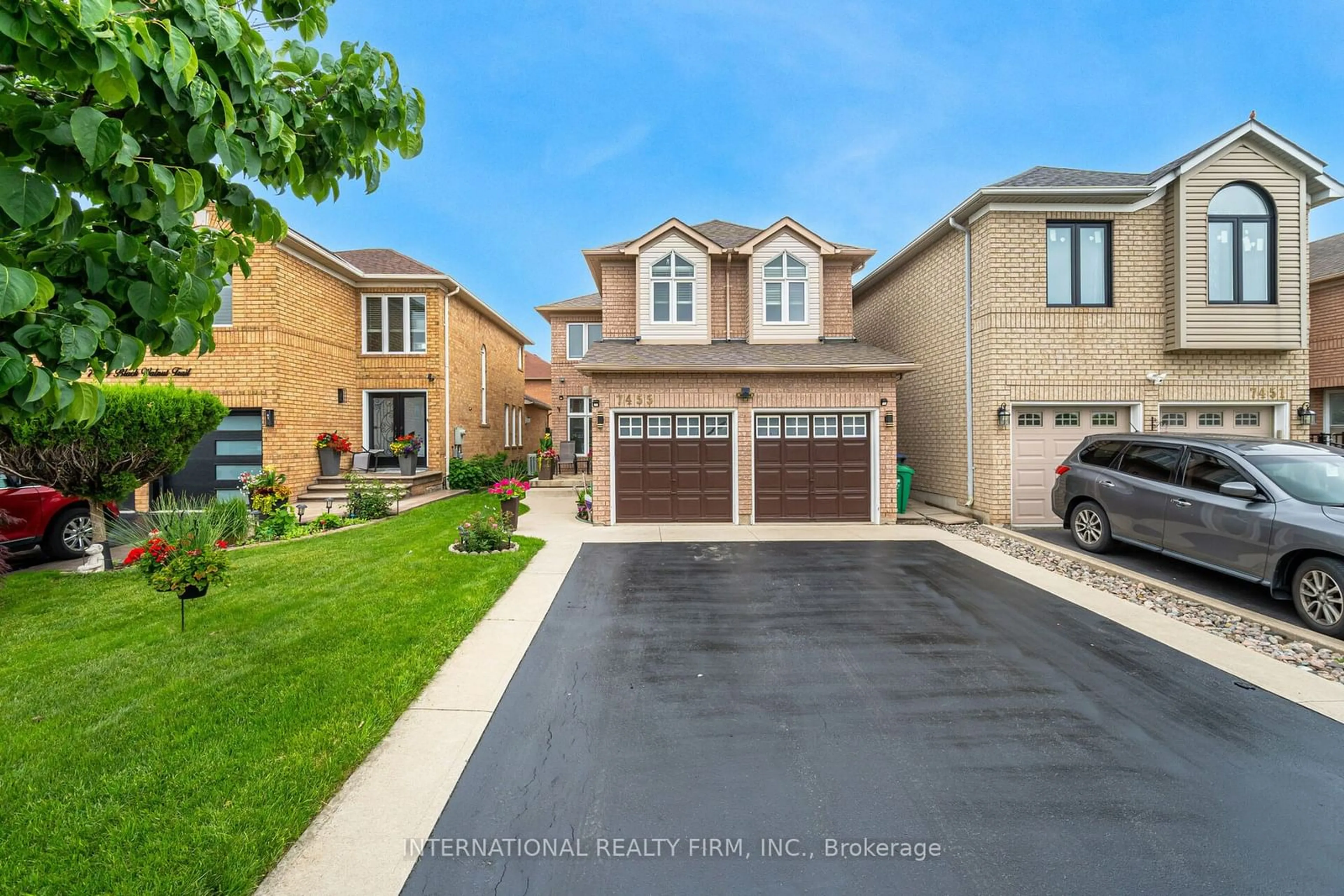 Frontside or backside of a home for 7455 Black Walnut Tr, Mississauga Ontario L5N 8B2