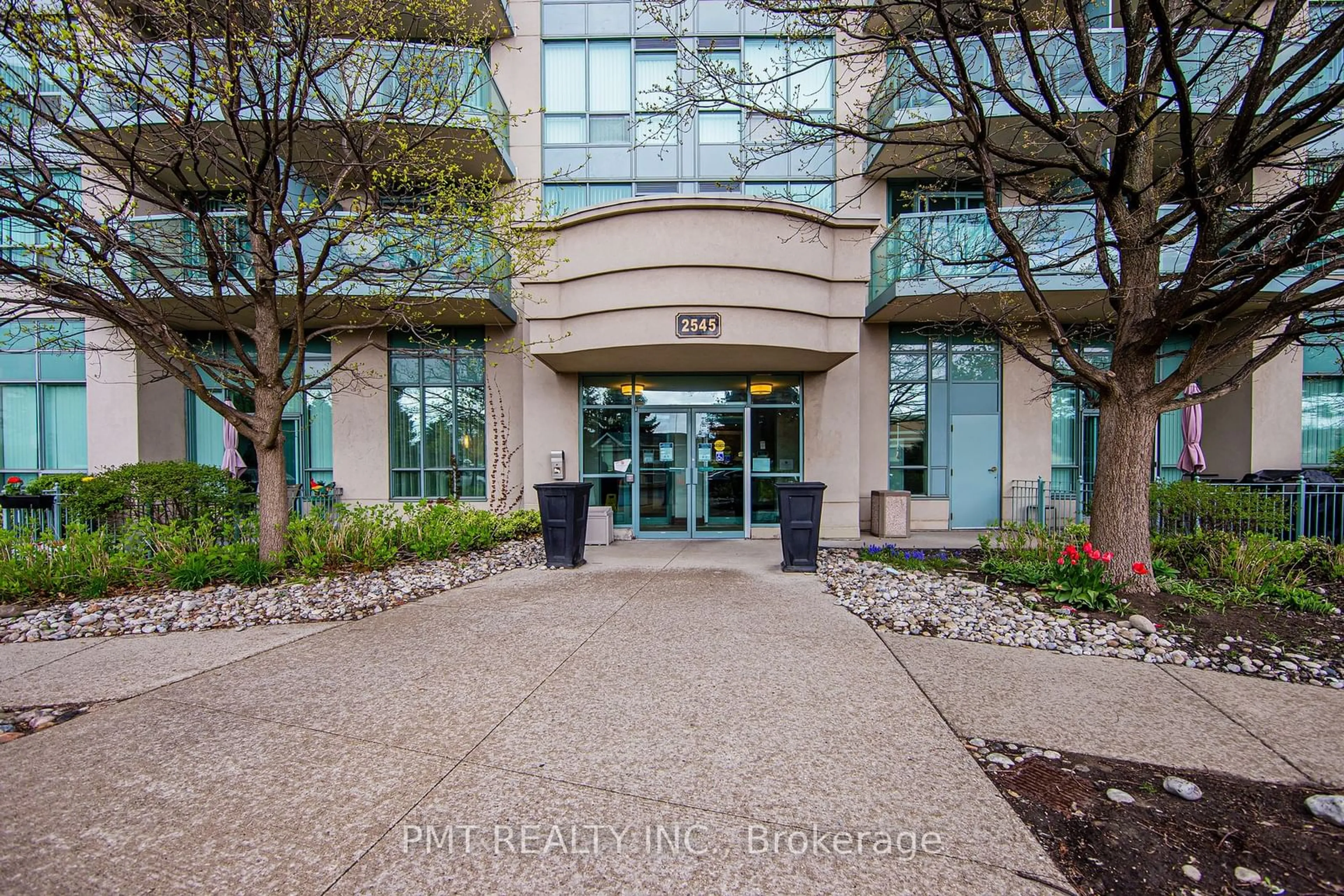 Indoor foyer for 2545 Erin Centre Blvd #PH 2, Mississauga Ontario L5M 6Z9