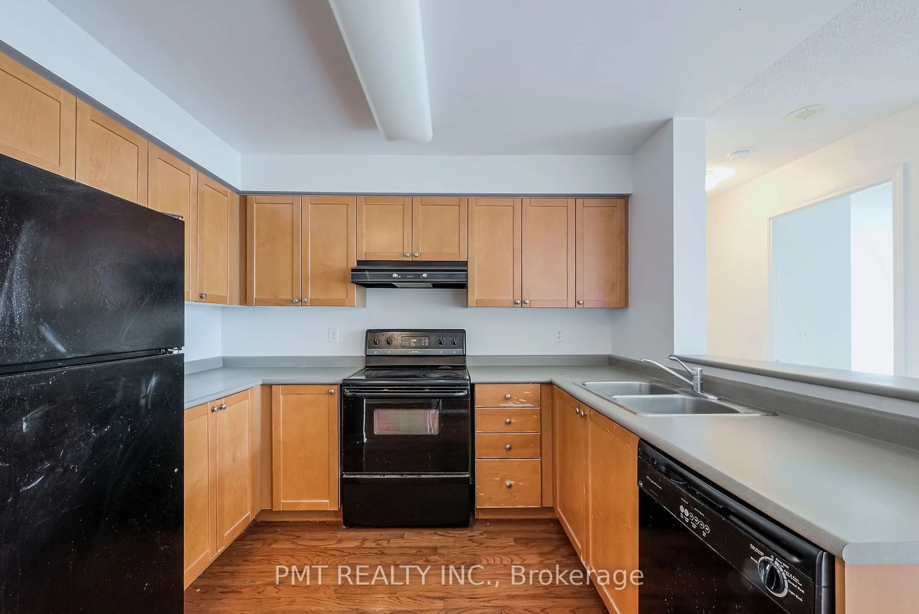 Standard kitchen for 2545 Erin Centre Blvd #PH 2, Mississauga Ontario L5M 6Z9