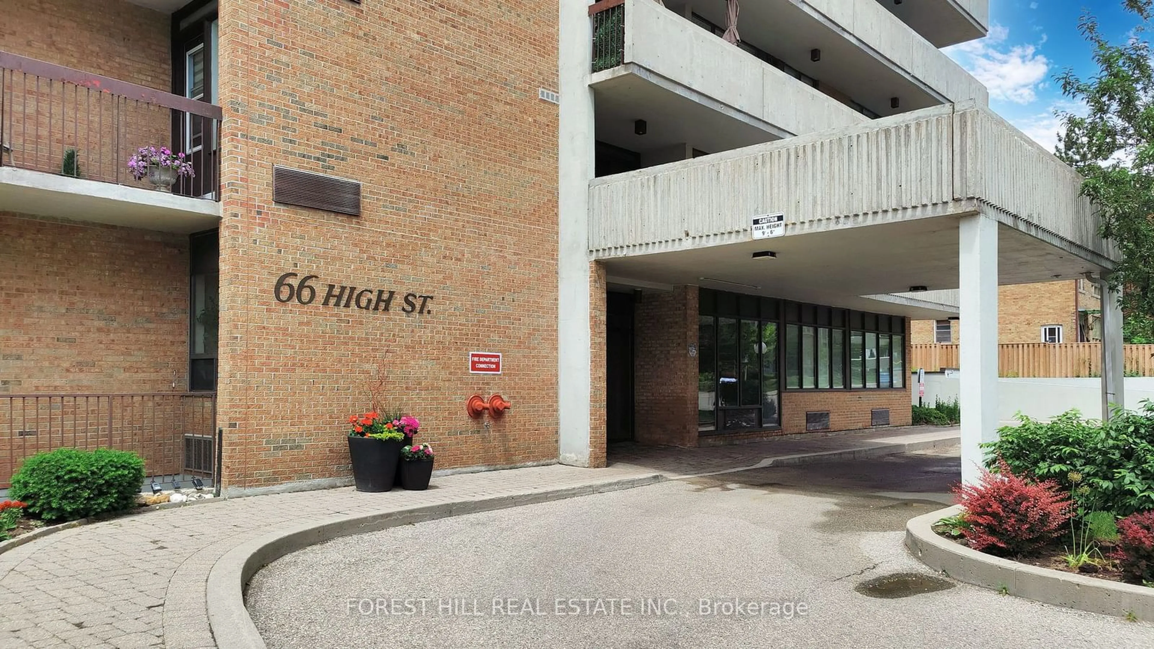 Indoor foyer for 66 High St #201, Mississauga Ontario L5G 1K2