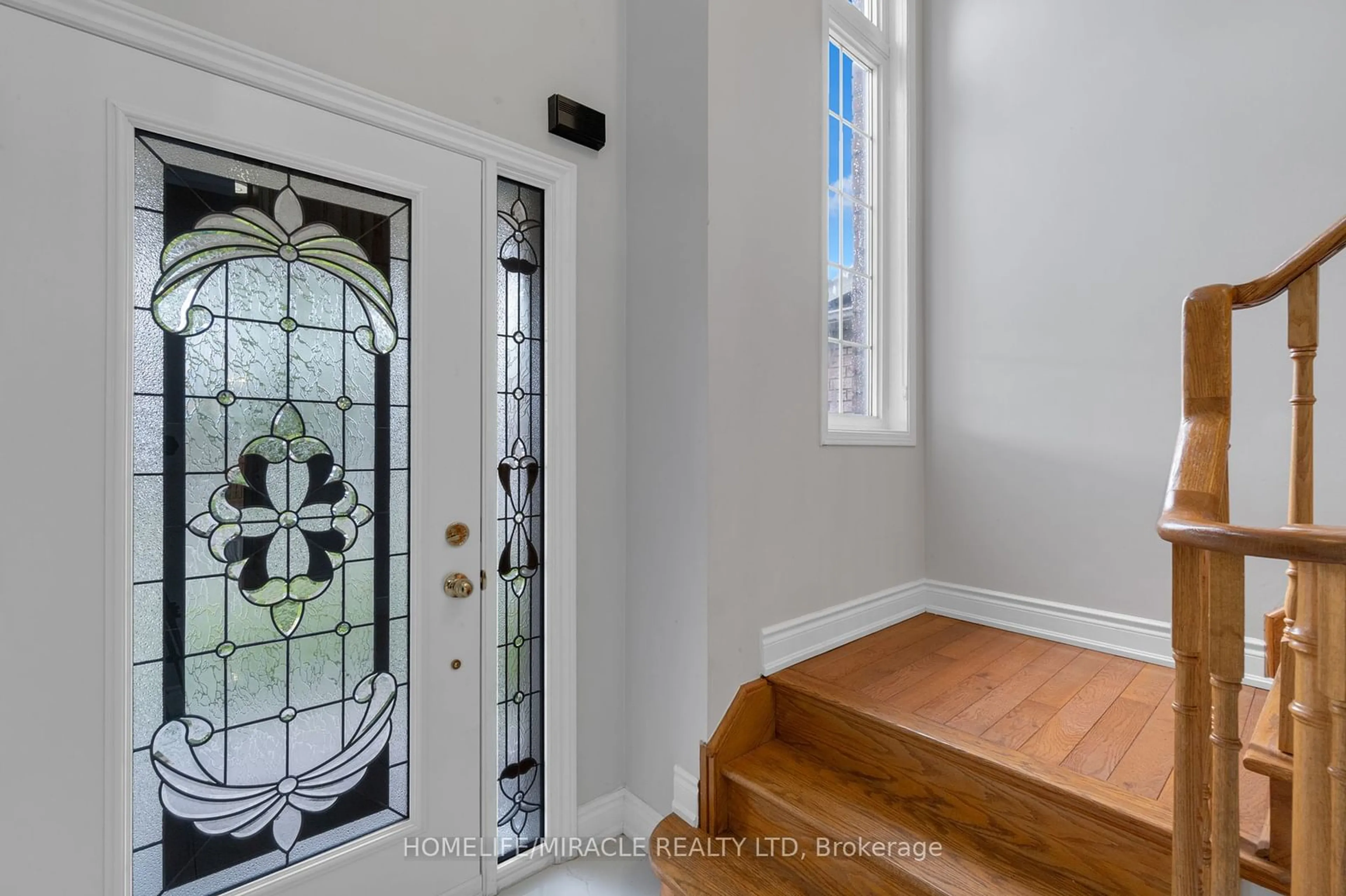 Indoor entryway for 20 Edenvalley Rd, Brampton Ontario L7A 2M6