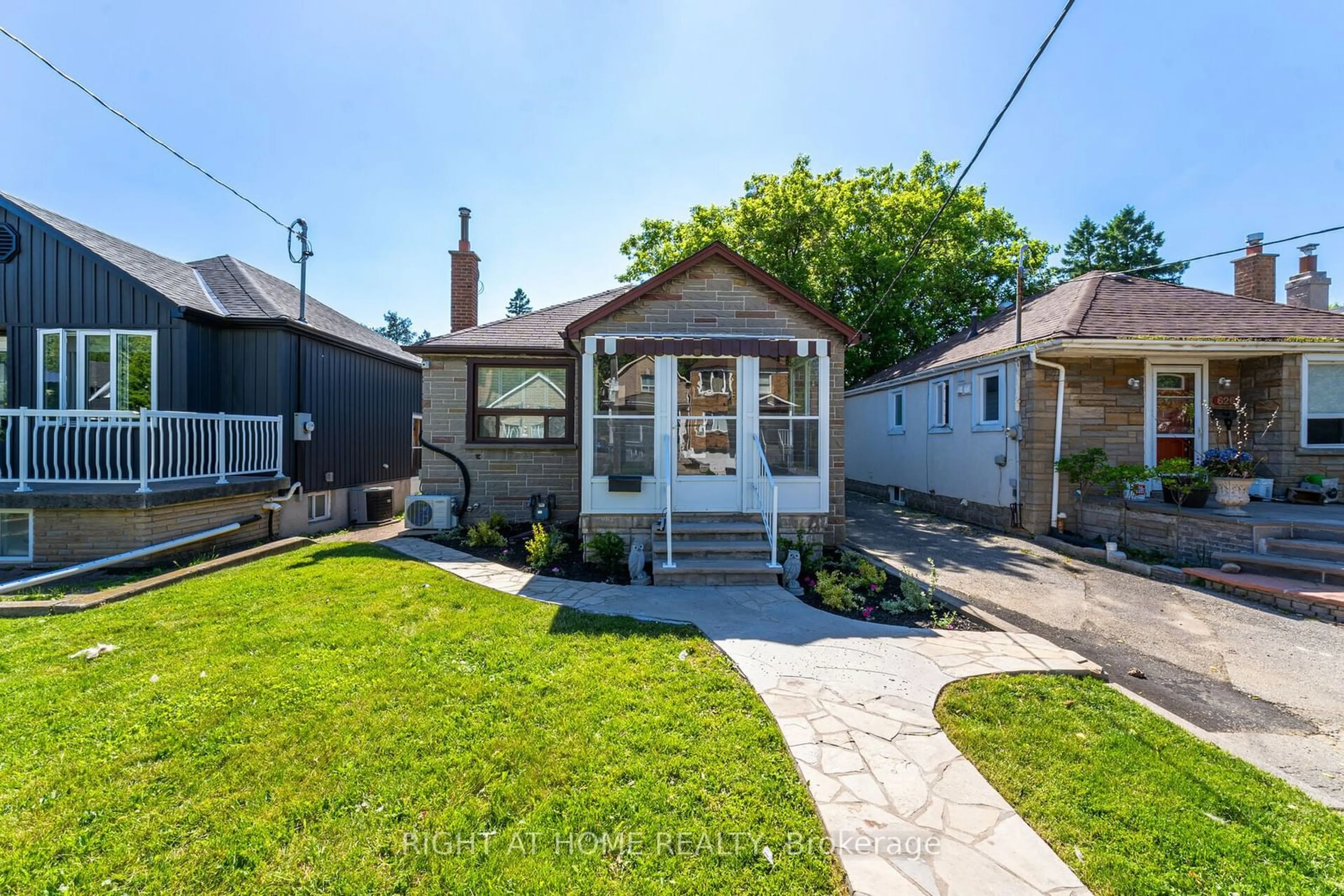 Frontside or backside of a home for 624 Mcroberts Ave, Toronto Ontario M6E 4R7