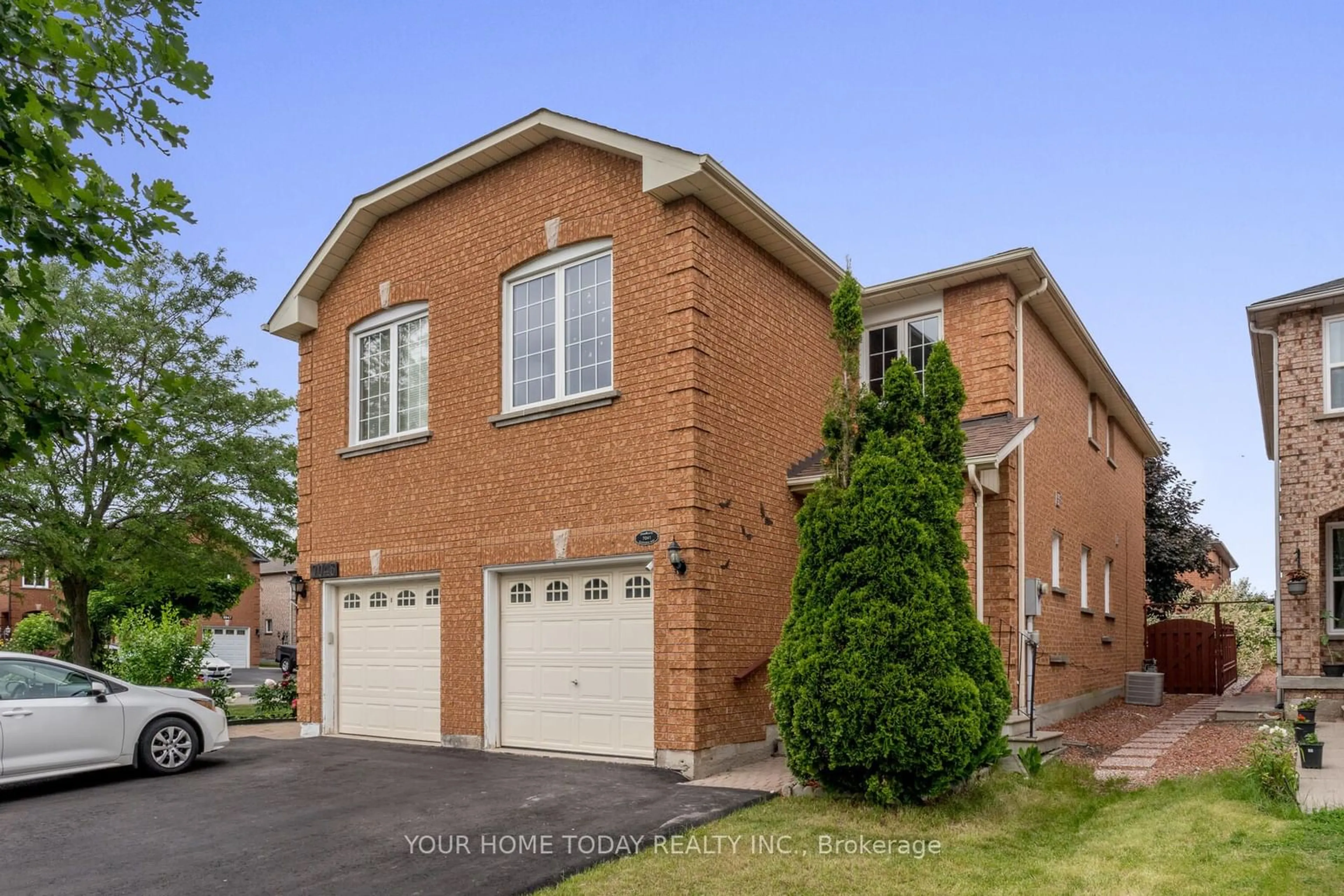 A pic from exterior of the house or condo for 7041 Dunrobin Way, Mississauga Ontario L5N 6Y6