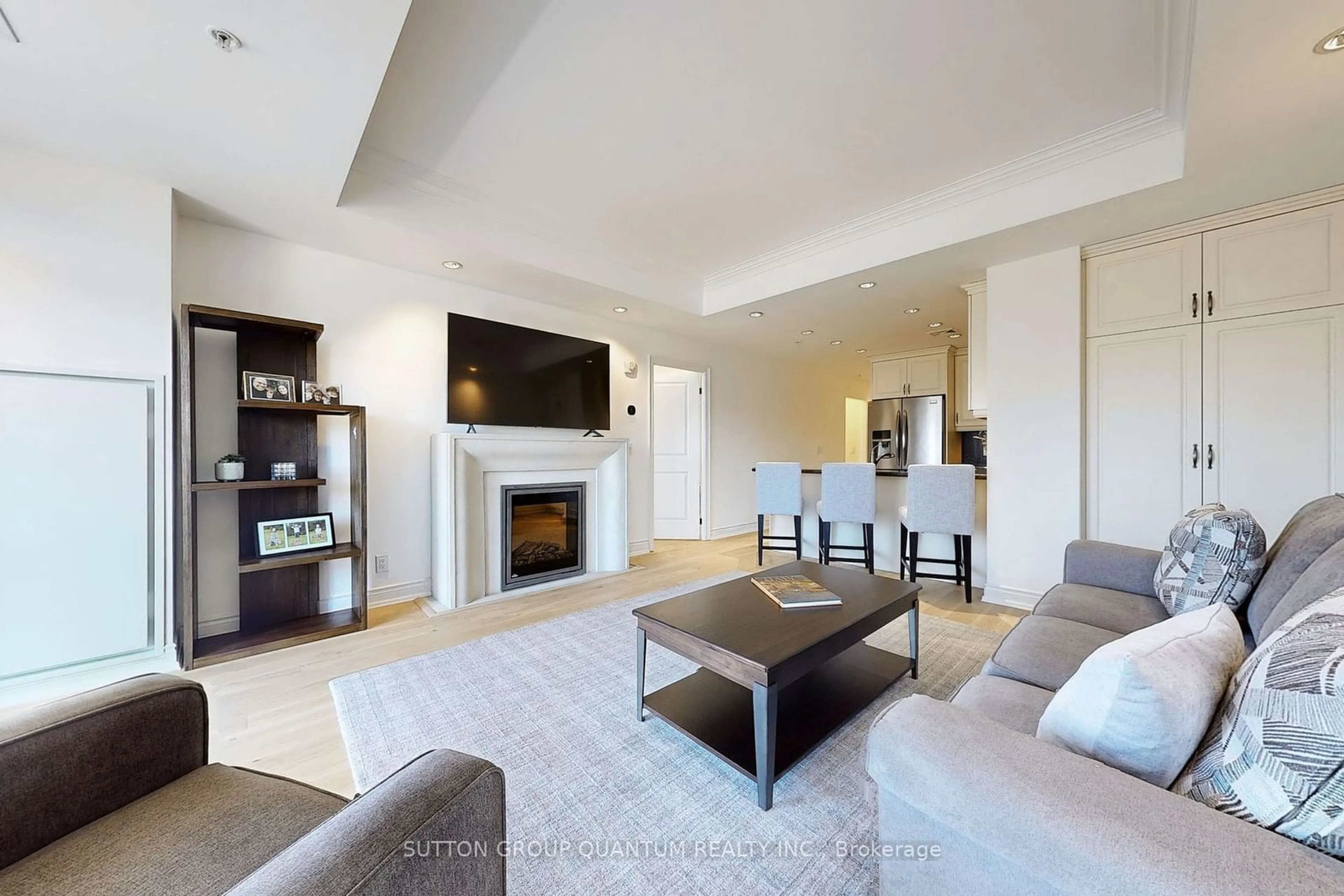 Living room for 205 Lakeshore Rd #304, Oakville Ontario L6K 0H8