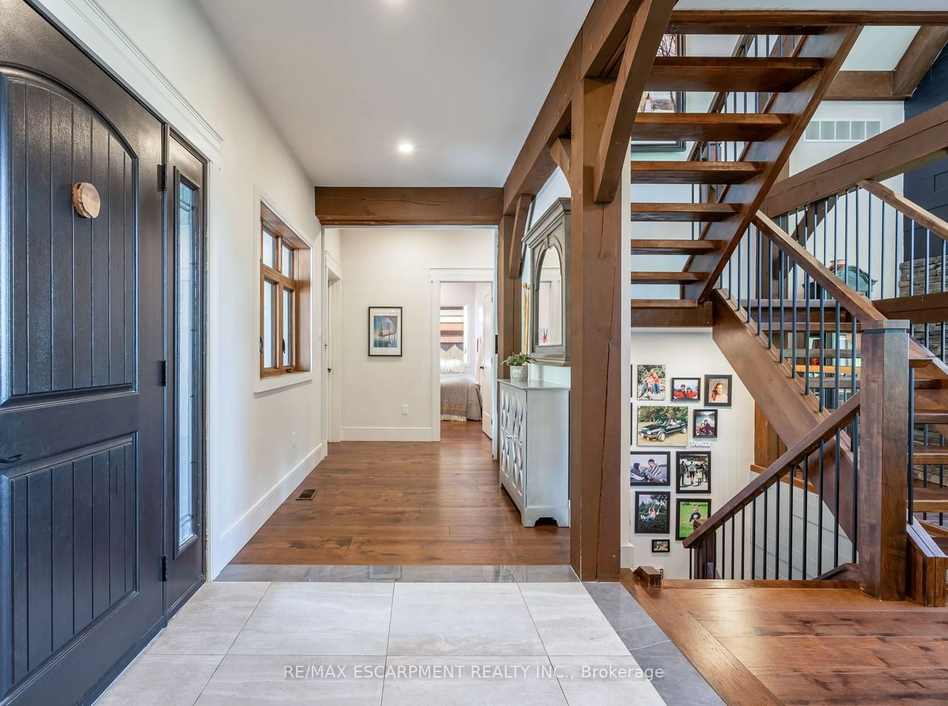 Indoor entryway, wood floors for 5565 Guelph Line, Burlington Ontario L7P 0A5