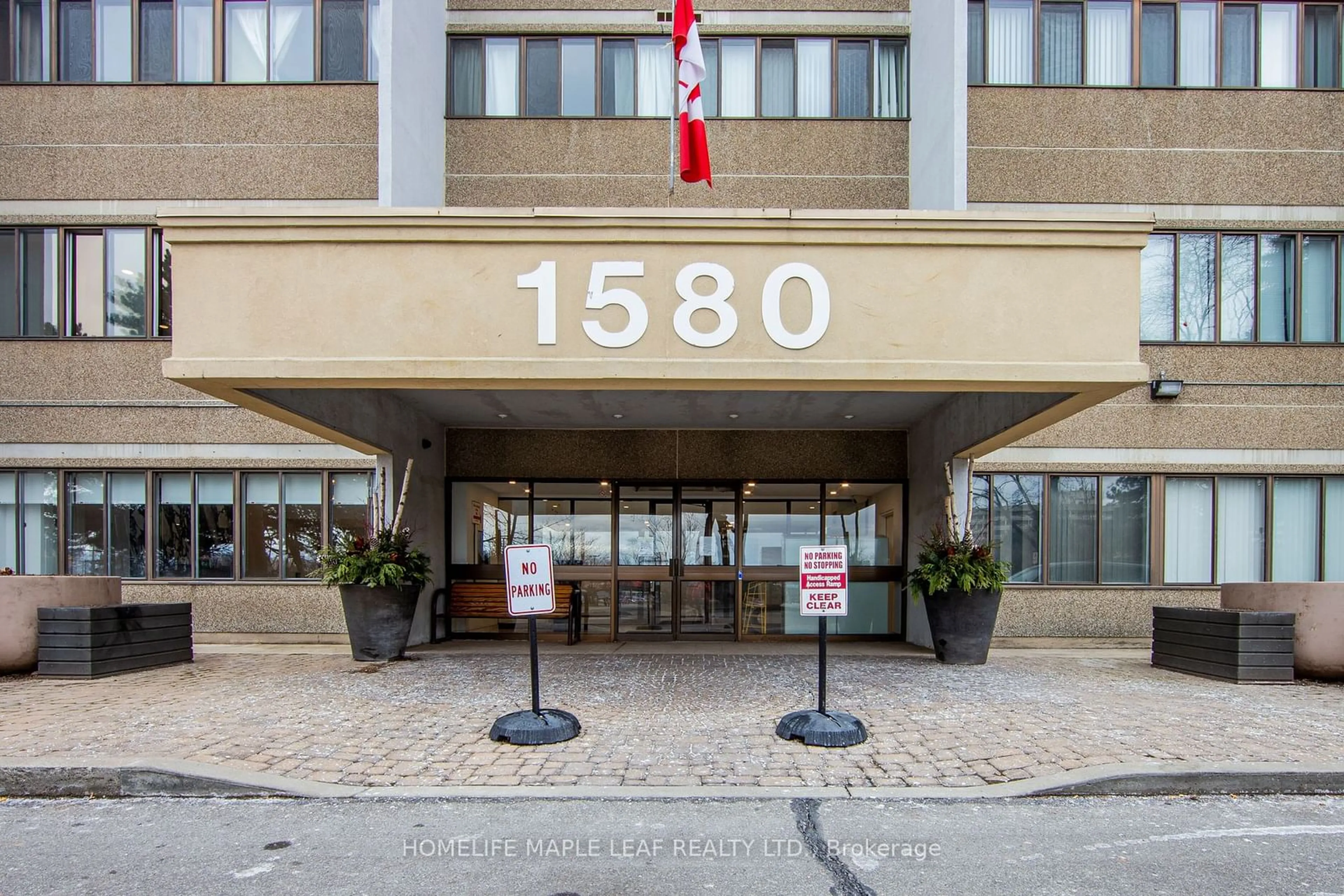 Indoor foyer for 1580 Mississ Vly Blvd #206, Mississauga Ontario L5A 3T8