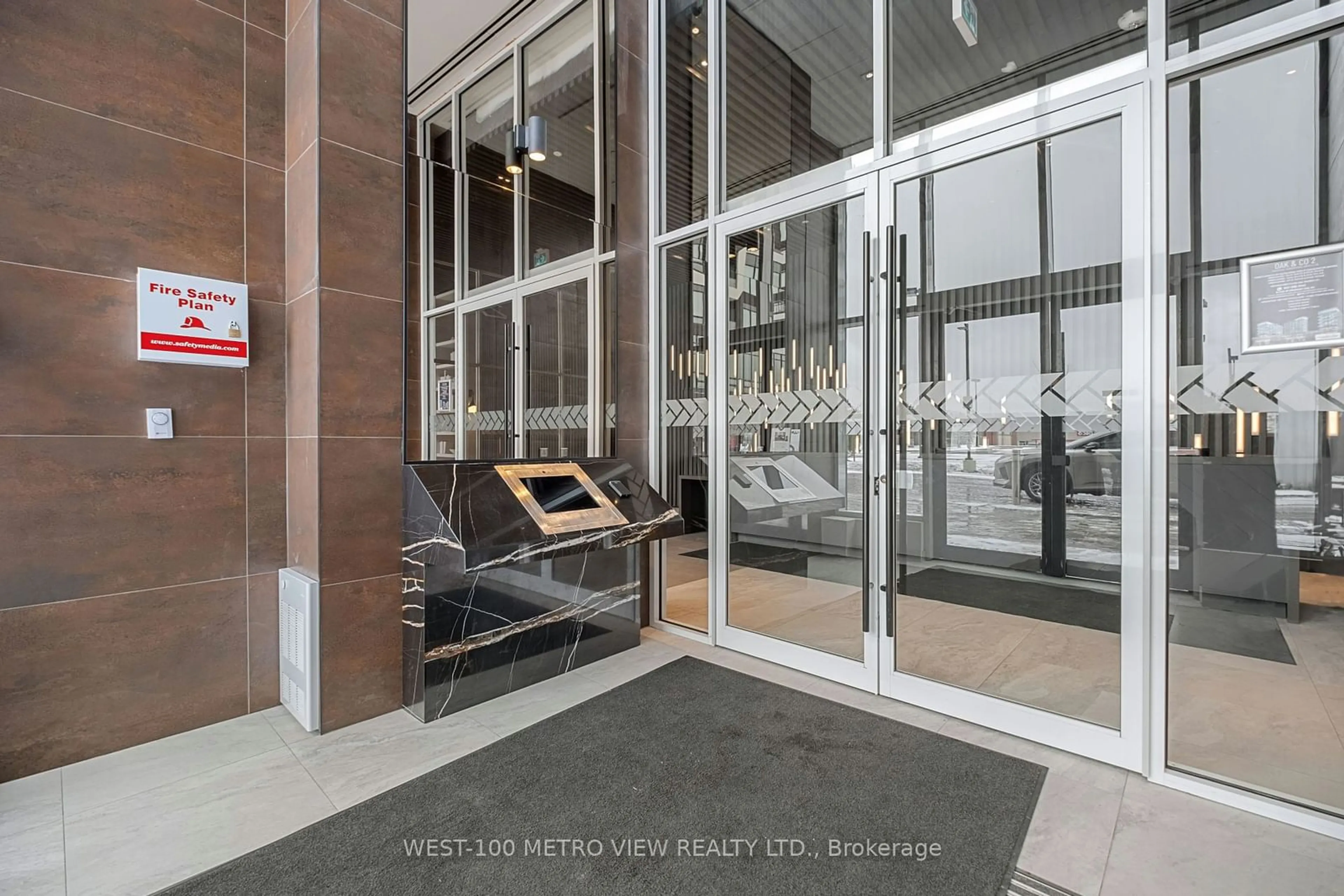 Indoor lobby for 2485 Taunton Rd #1129, Oakville Ontario L6H 3R7