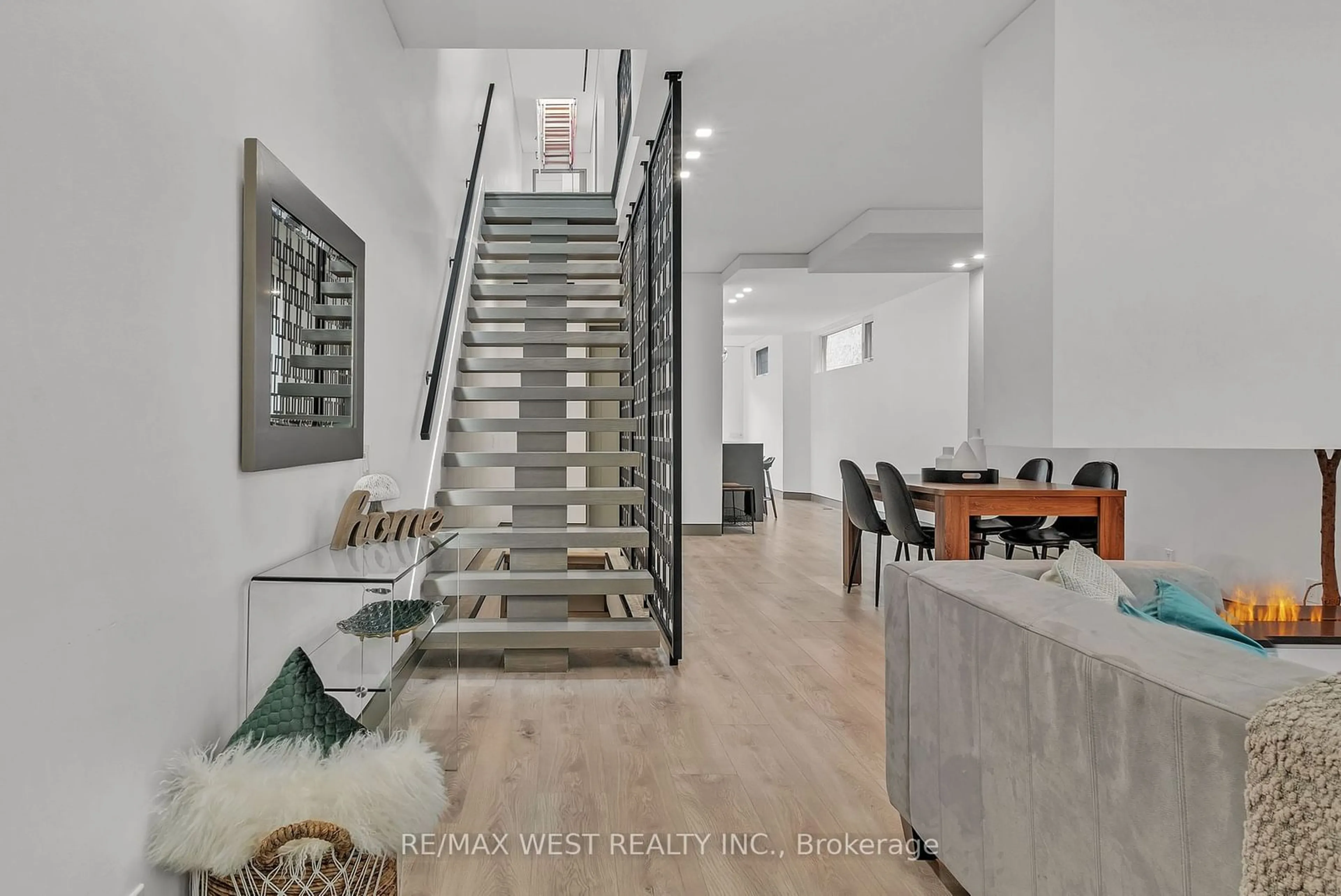 Indoor entryway for 167 Caledonia Rd, Toronto Ontario M6E 4S8