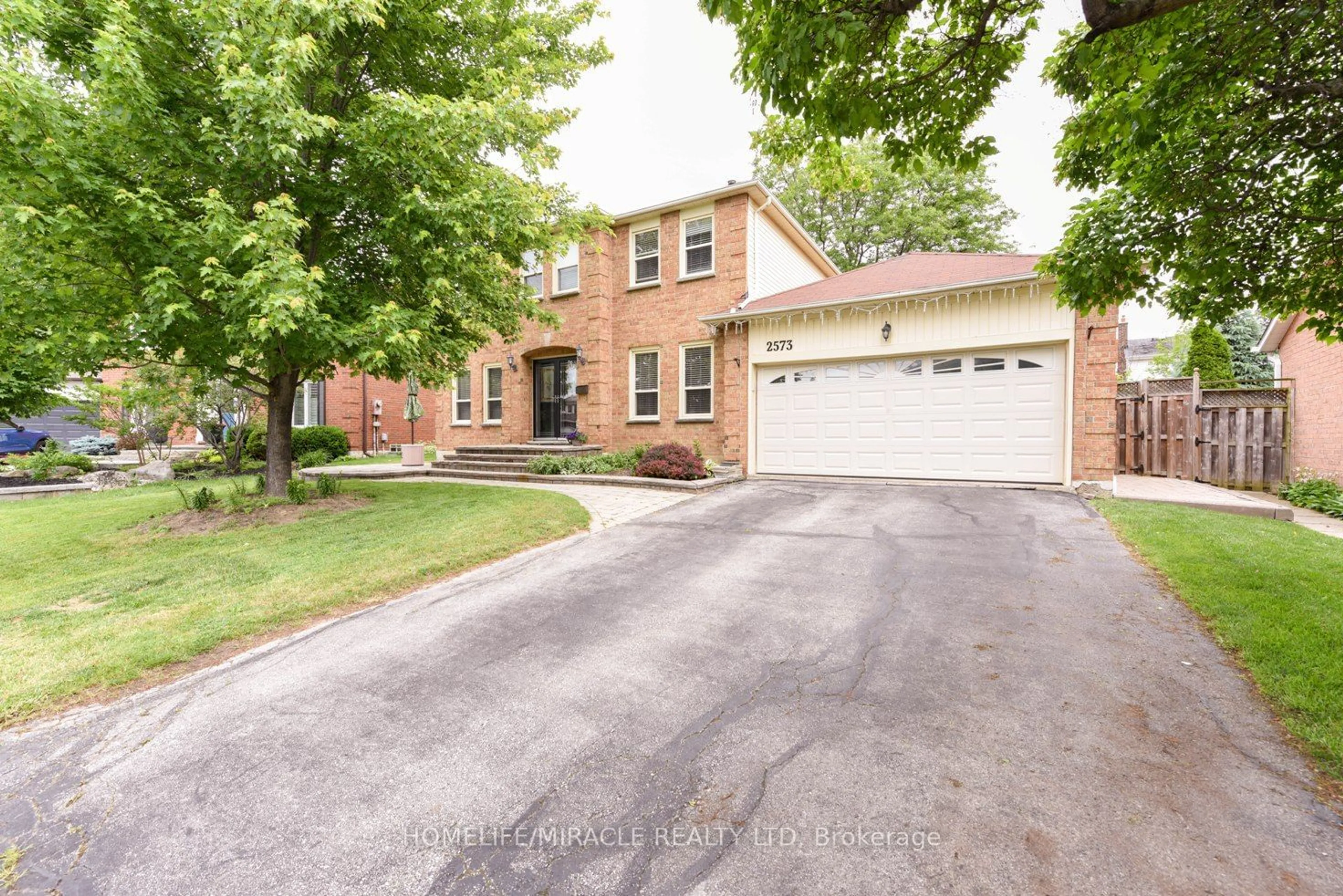 Home with brick exterior material for 2573 Oshkin Crt, Mississauga Ontario L5N 3Z3